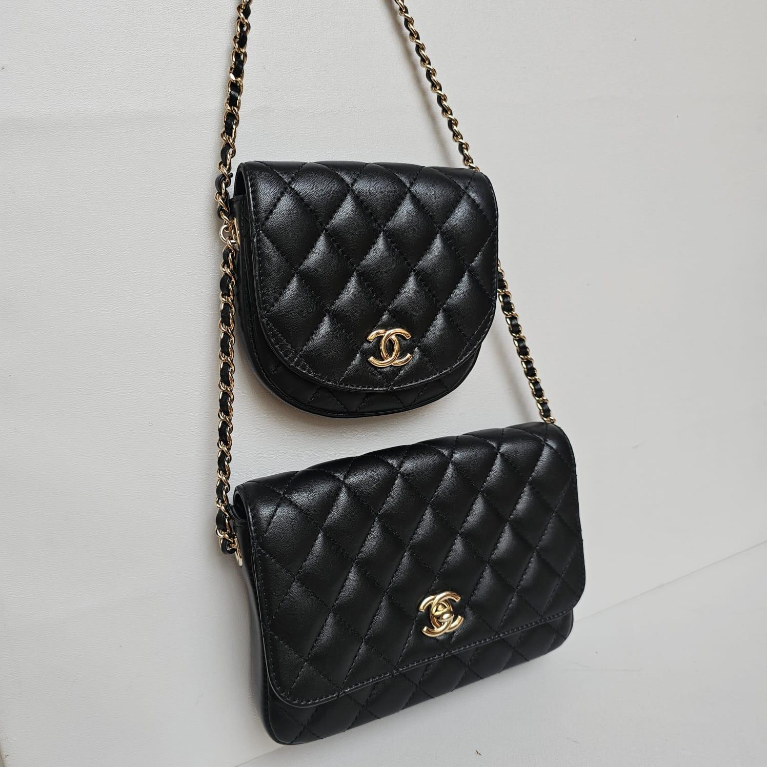 Seltene Chanel Schwarze gesteppte Side Pack-Doppeltasche aus Lammfell im Angebot 13
