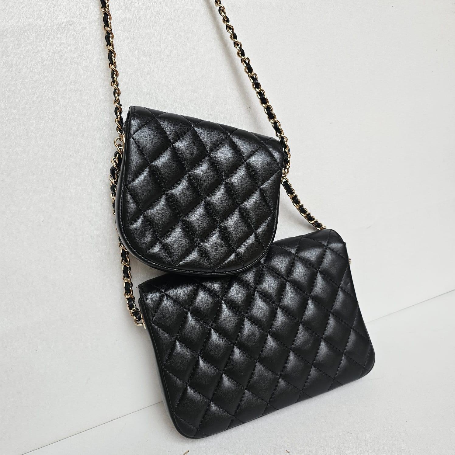 Raro bolso doble acolchado de piel de cordero negra de Chanel en venta 13