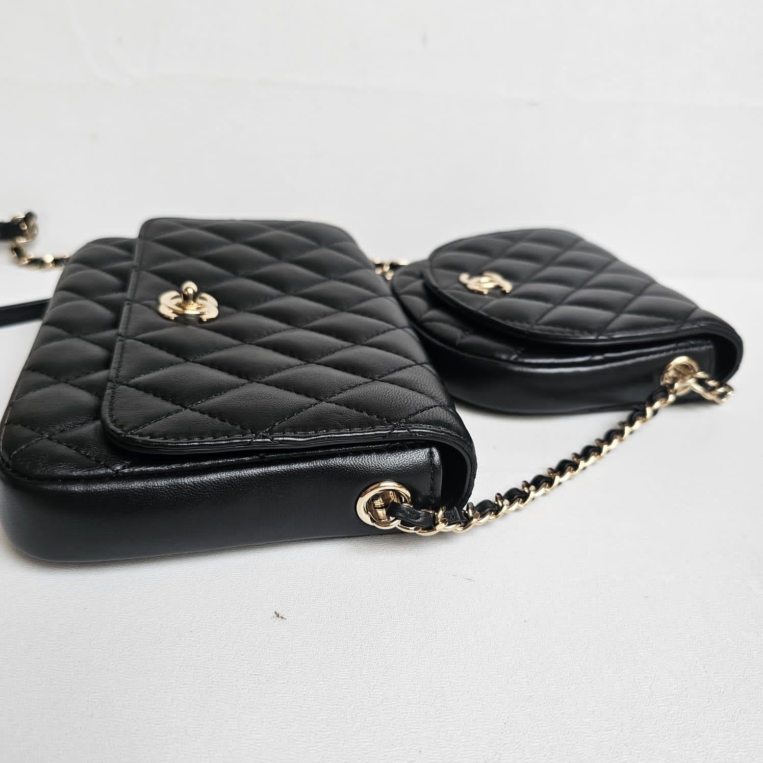 Seltene Chanel Schwarze gesteppte Side Pack-Doppeltasche aus Lammfell im Zustand „Gut“ im Angebot in Jakarta, Daerah Khusus Ibukota Jakarta