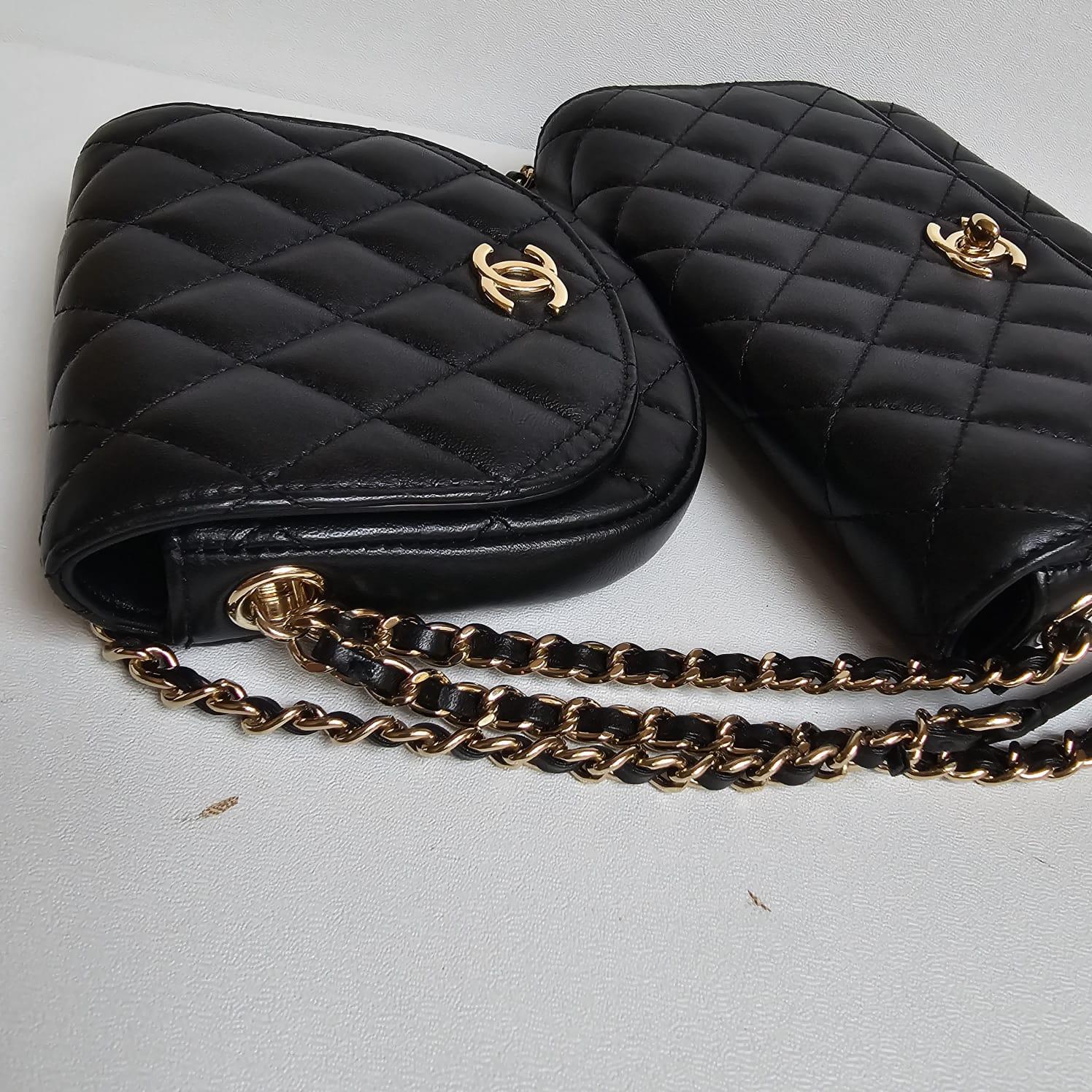 Seltene Chanel Schwarze gesteppte Side Pack-Doppeltasche aus Lammfell im Angebot 1