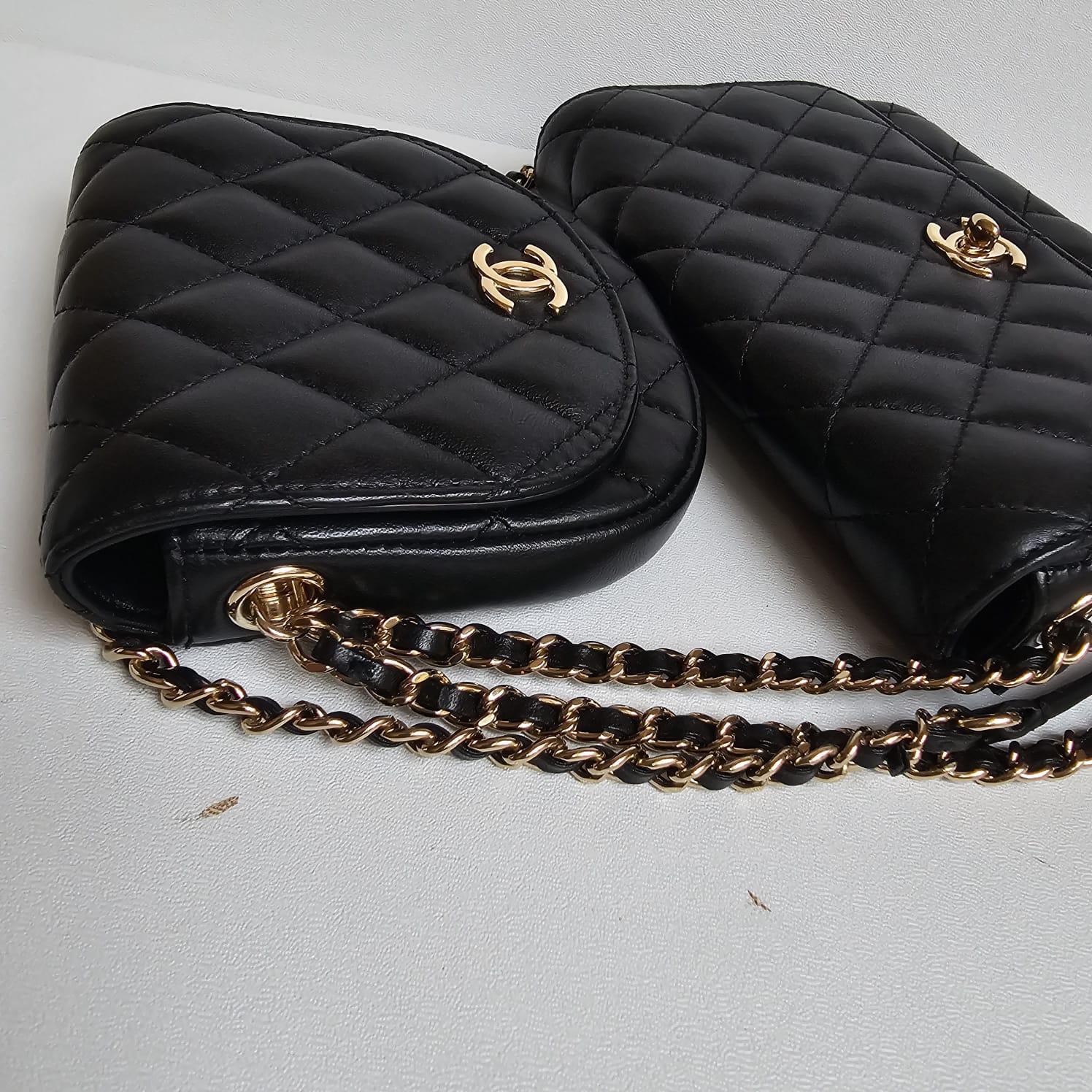 Femenino o masculino Raro bolso doble acolchado de piel de cordero negra de Chanel en venta