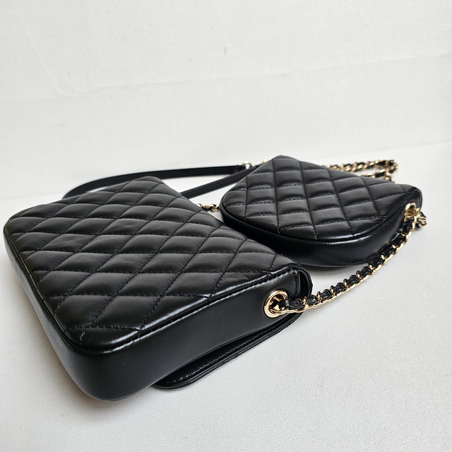 Seltene Chanel Schwarze gesteppte Side Pack-Doppeltasche aus Lammfell im Angebot 4