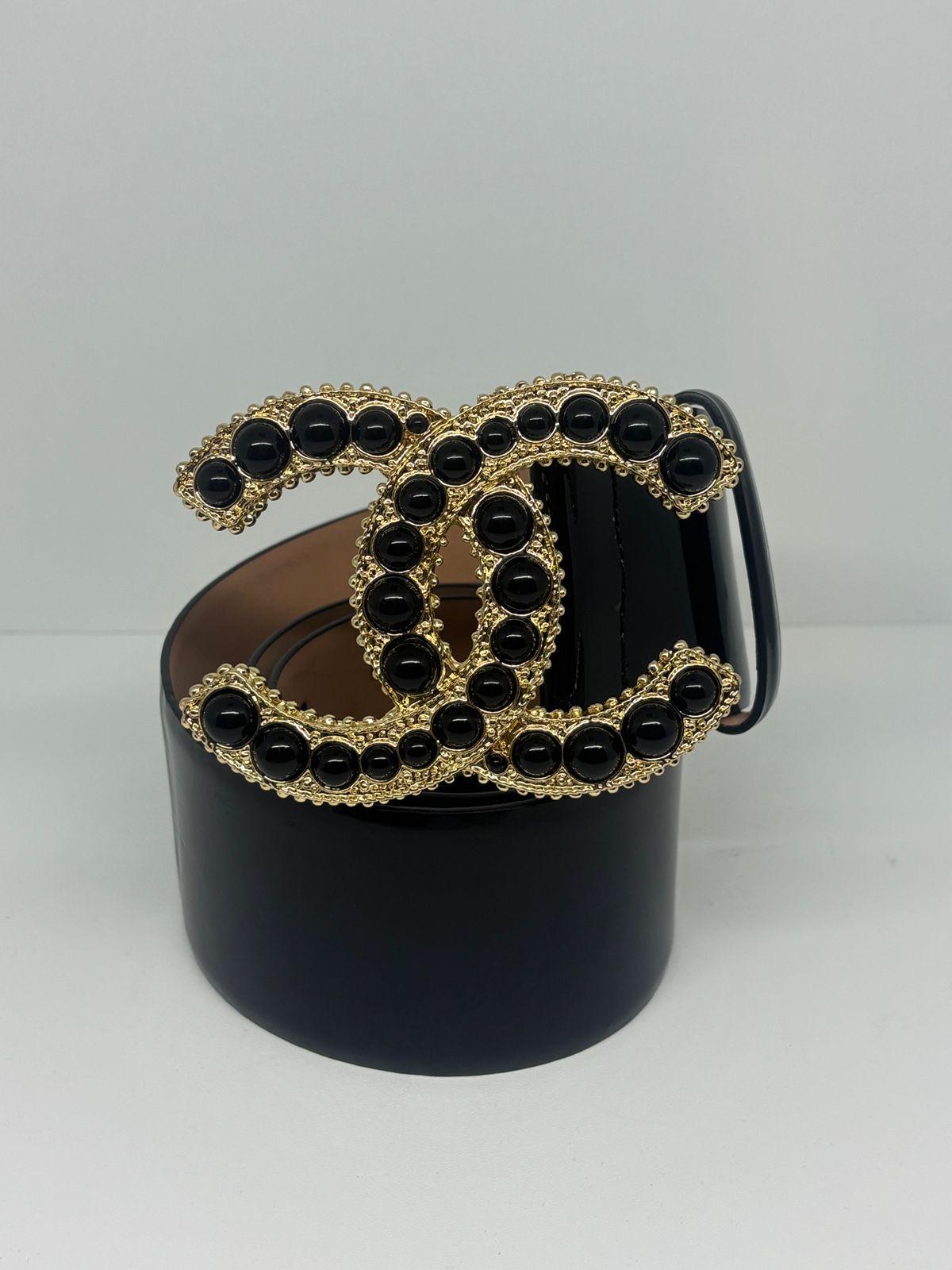 Nero Rara cintura Chanel nera con brevetto sovradimensionato CC Stone Wide Belt in vendita