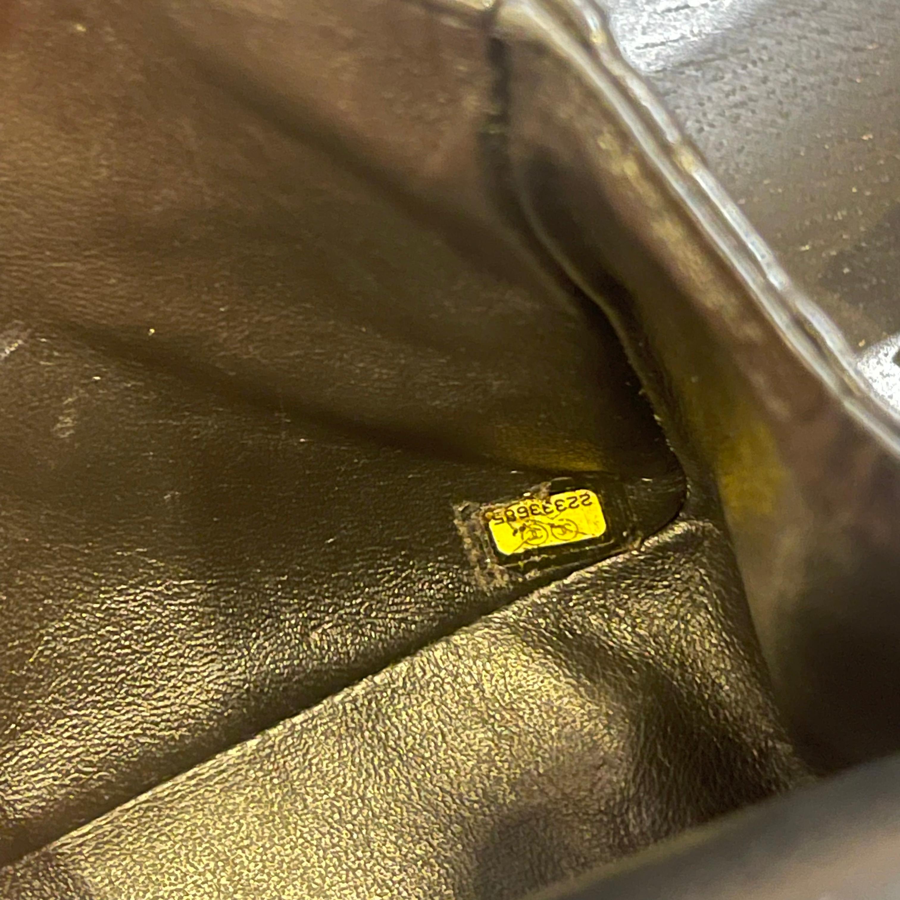 A rare collectors casino charm reissue bag. Slight wear throughout, with slightly broken hologram sticker. Faint scuffs and marks on the leather surface and corners. Turn-lock has slightly tarnished. Missing its card. Comes with holo and dust bag