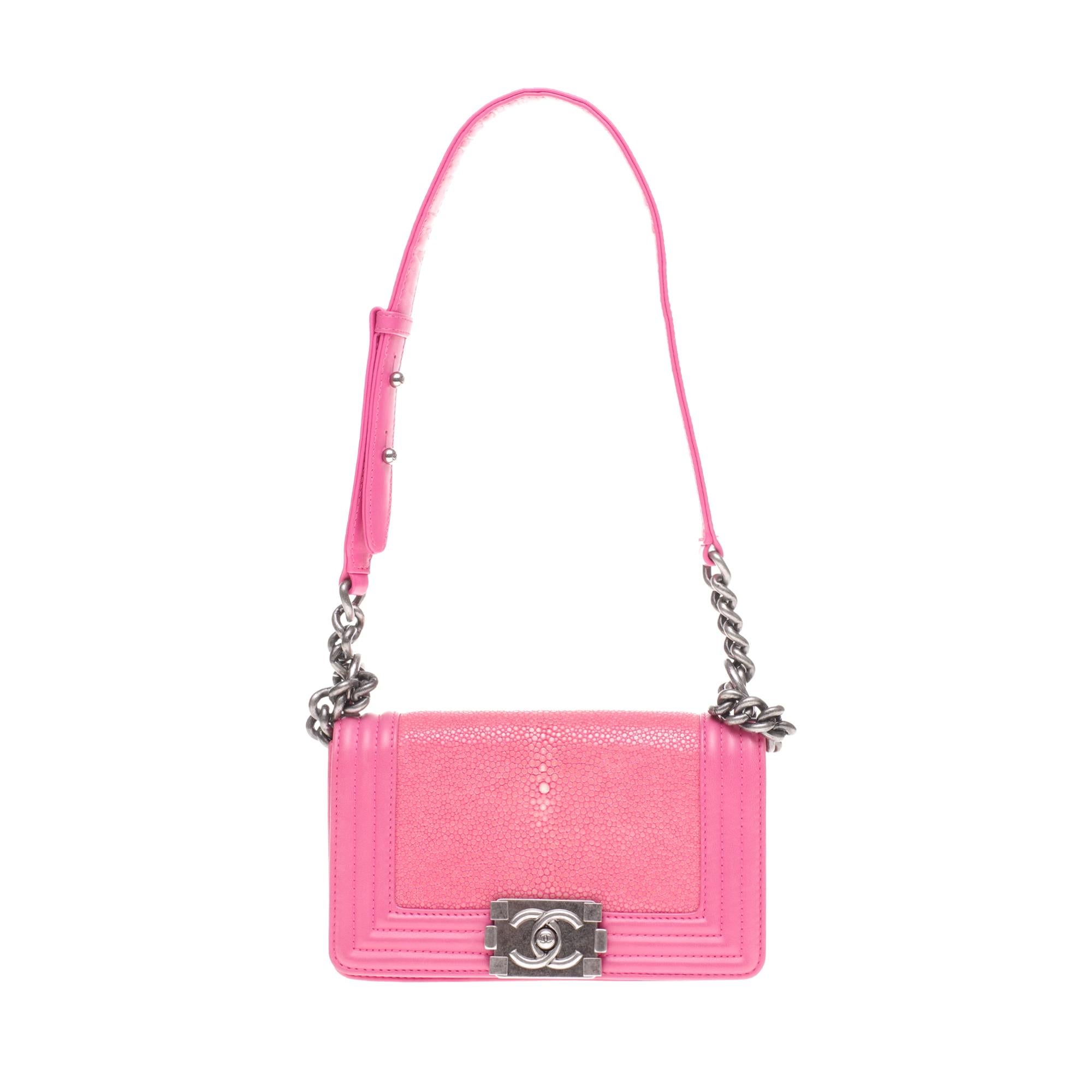 Beautiful shoulder bag limited edition Chanel Boy in leather and pink stingray fish , antique silver metal trim (rifle barrel), an adjustable chain handle in silver metal allowing a shoulder or shoulder strap.

A logo closure in aged silver metal on