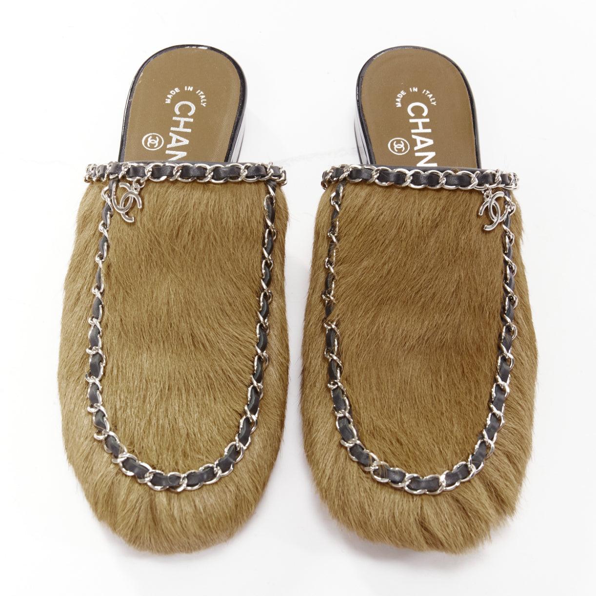 rare CHANEL brown calf hair CC logo charm black chain trim mule clog sandals EU38
Reference: TGAS/D01098
Brand: Chanel
Designer: Karl Lagerfeld
Material: Calf Hair, Leather
Color: Brown, Black
Pattern: Animal Print
Closure: Slip On
Lining: Nude