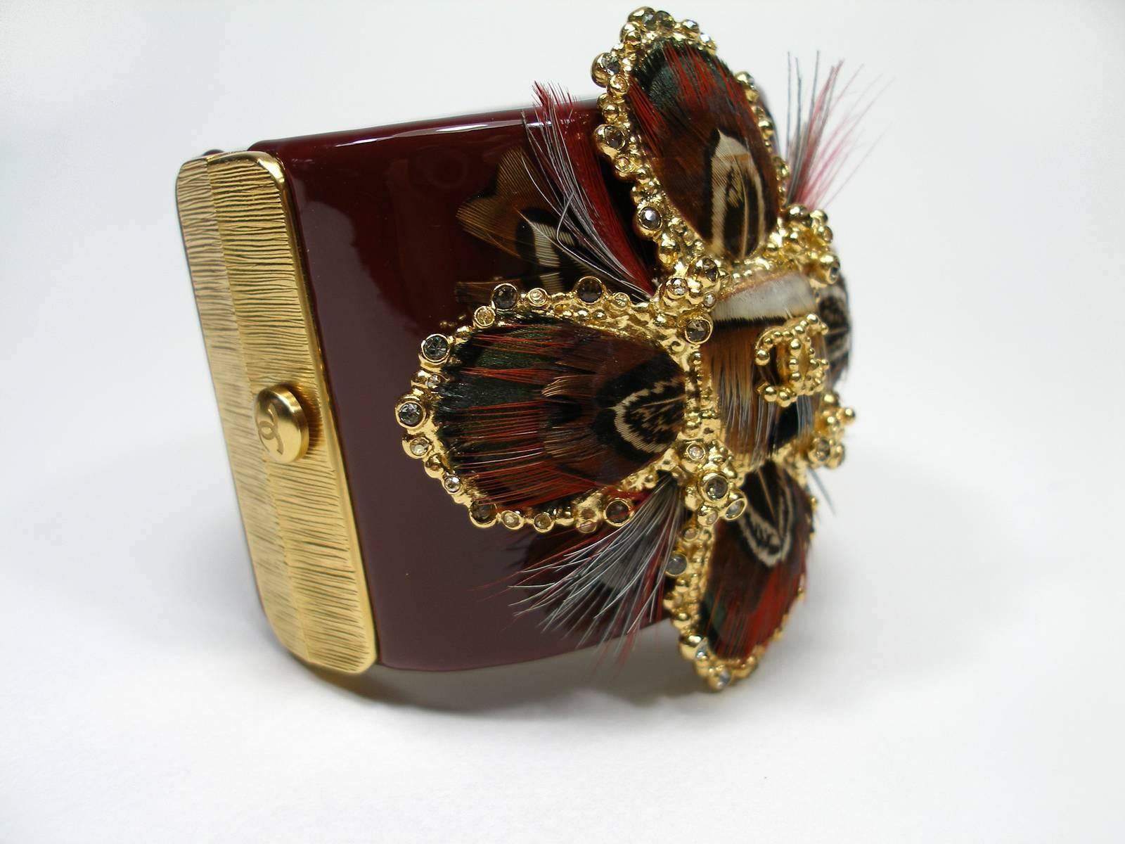 RARE Chanel Burgundy Brown Feathers Gold CC 2013 Edinburgh Resin Wide Cuff In Excellent Condition In VERGT, FR