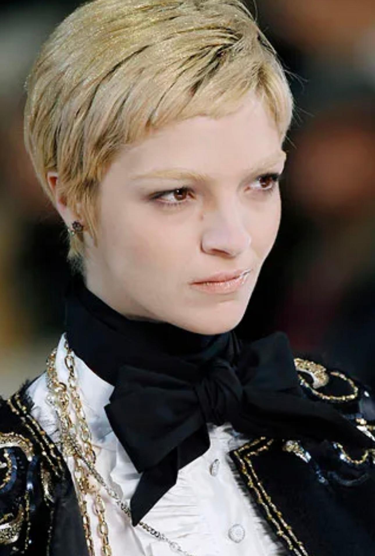 Rare Chanel by Karl Lagerfeld F/W 2006 runway embroidery jacket For Sale 1