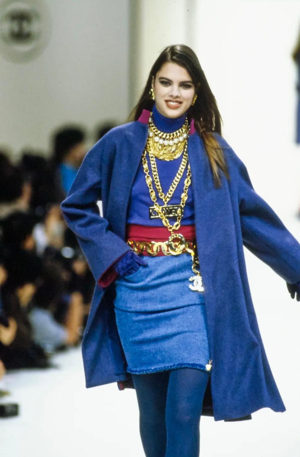 If you are looking for a very rare and unusual vintage Chanel by Karl Lagerfeld belt, this 1991 Fall-Winter look 4 runway piece (see picture 2) will tick all the boxes !
Cast from gold-plated metal, the belt features oversized flat chain-link discs