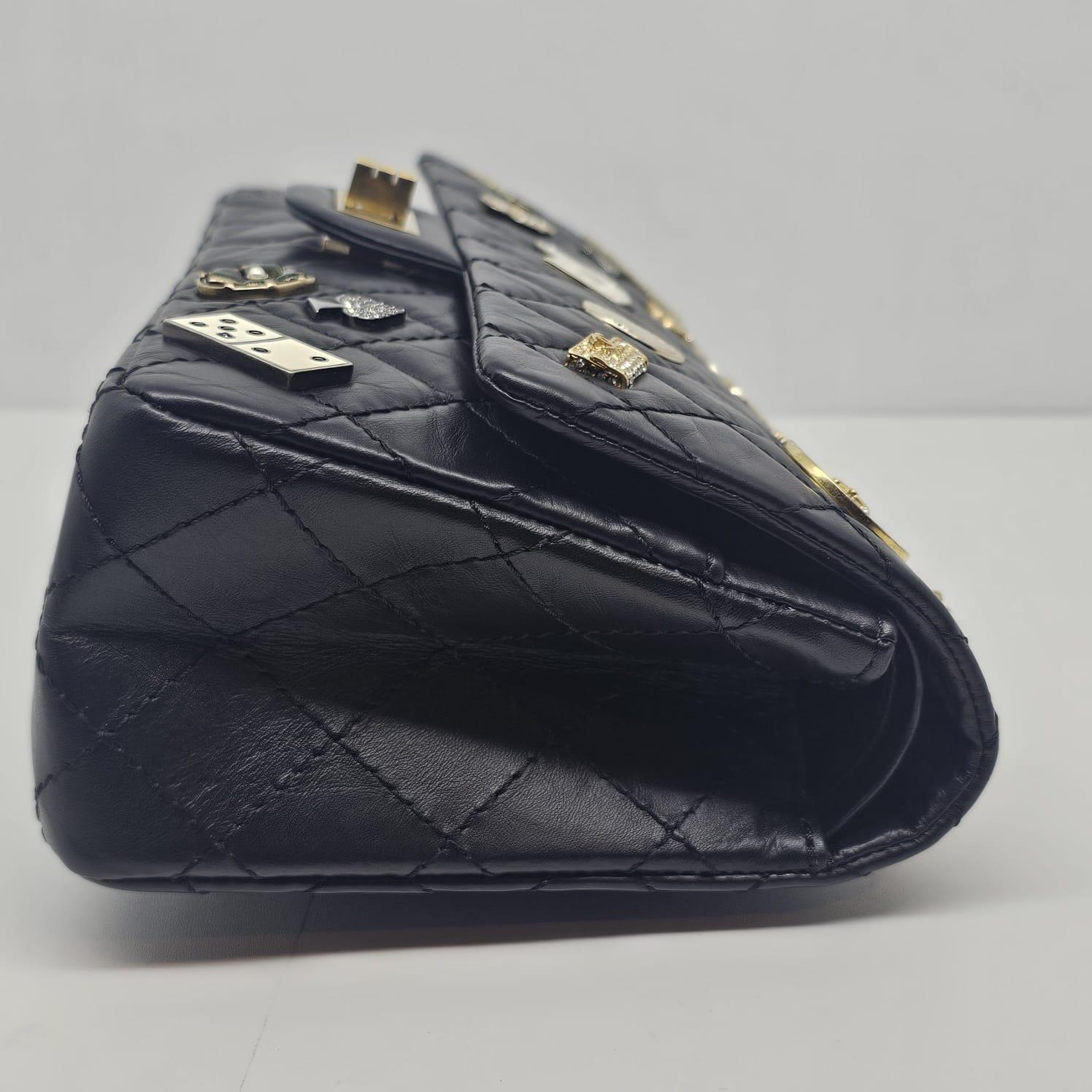 Raro bolso con solapa Chanel Casino Charms Medium Reissue 2.55 en venta 7
