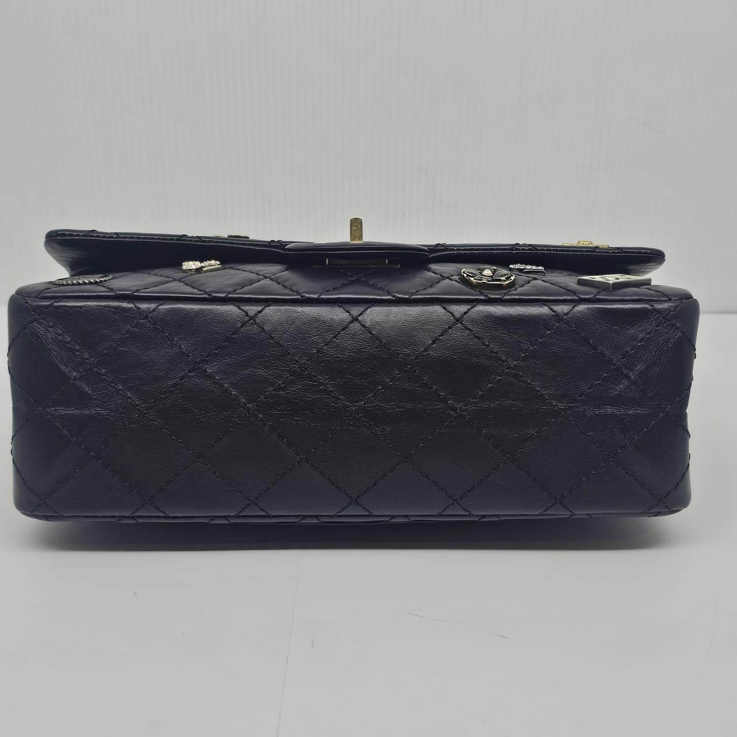 Raro bolso con solapa Chanel Casino Charms Medium Reissue 2.55 en venta 8