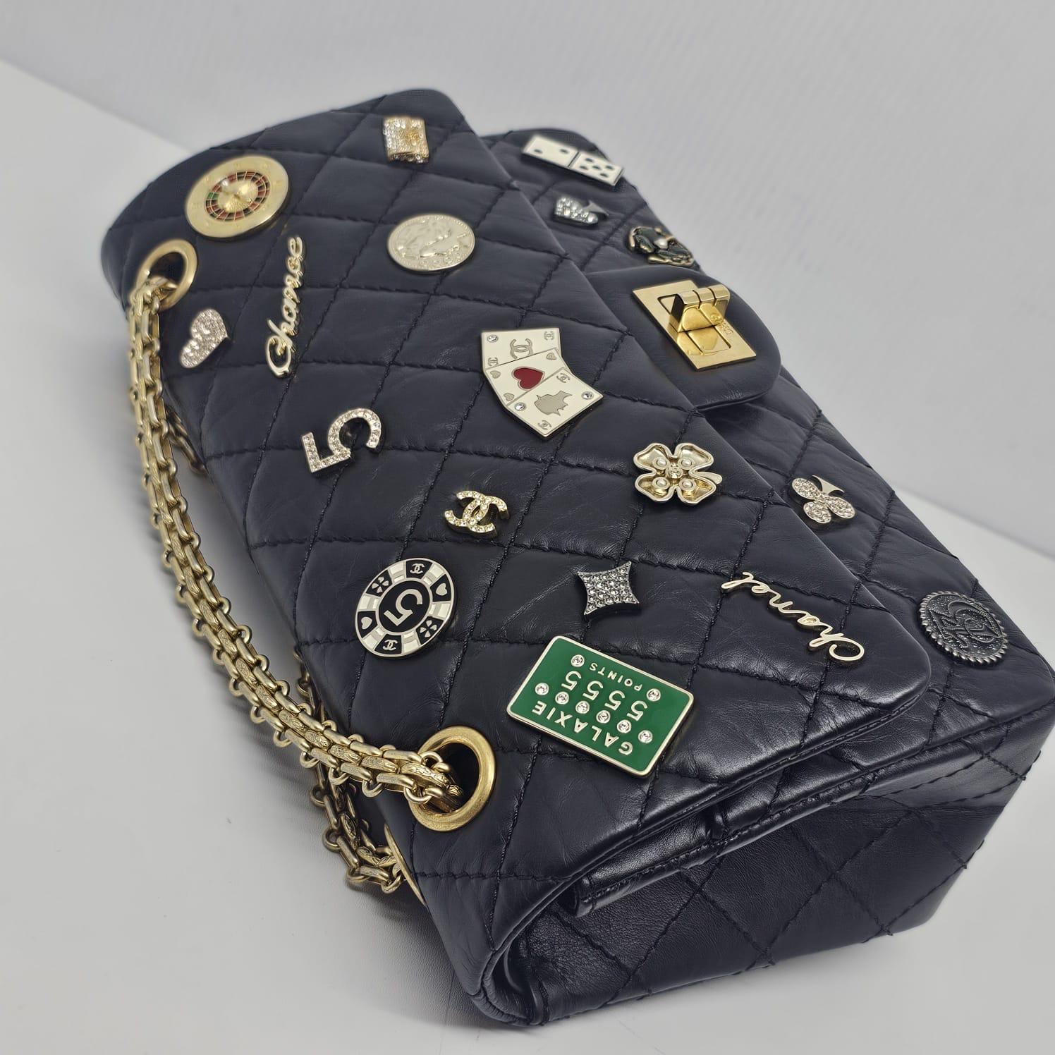 Raro bolso con solapa Chanel Casino Charms Medium Reissue 2.55 en venta 9