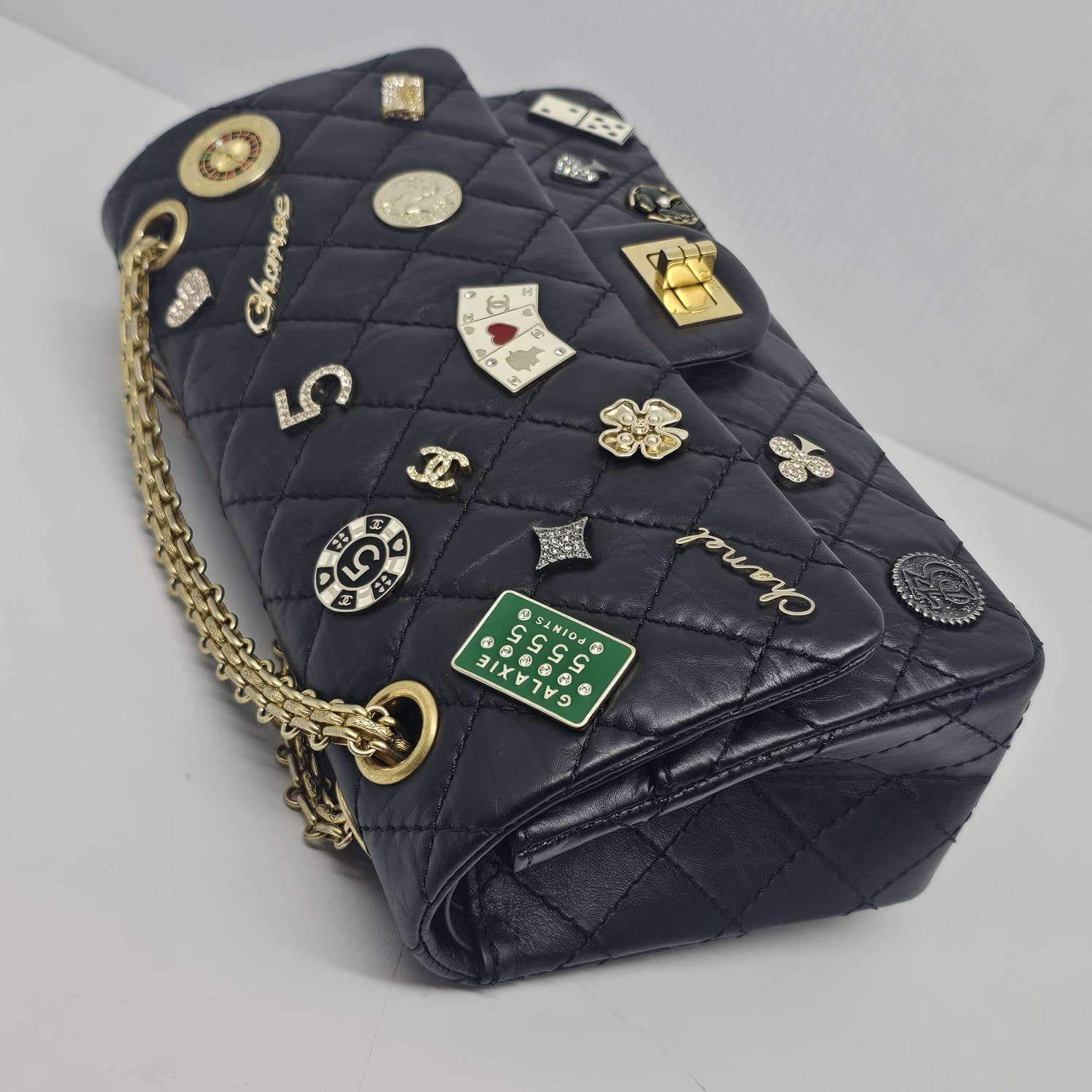 Raro bolso con solapa Chanel Casino Charms Medium Reissue 2.55 en venta 10