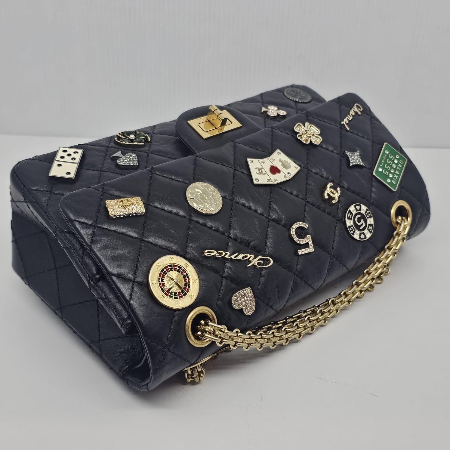 Raro bolso con solapa Chanel Casino Charms Medium Reissue 2.55 en venta 11