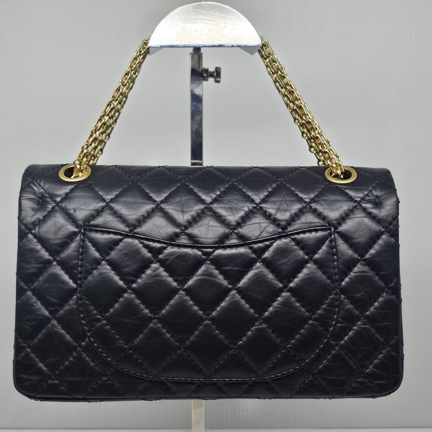 Raro amuleto icónico del casino chanel en talla mediana. En general, muy buen estado. Serie nº 22. Viene con su holo intacto y su bolsa guardapolvo. 
