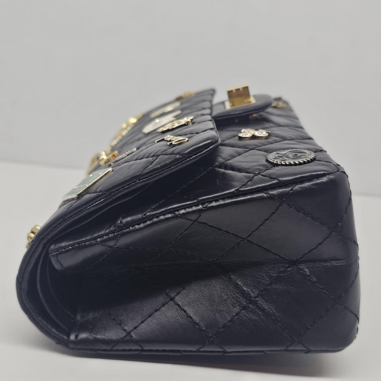 Raro bolso con solapa Chanel Casino Charms Medium Reissue 2.55 en Bueno estado para la venta en Jakarta, Daerah Khusus Ibukota Jakarta