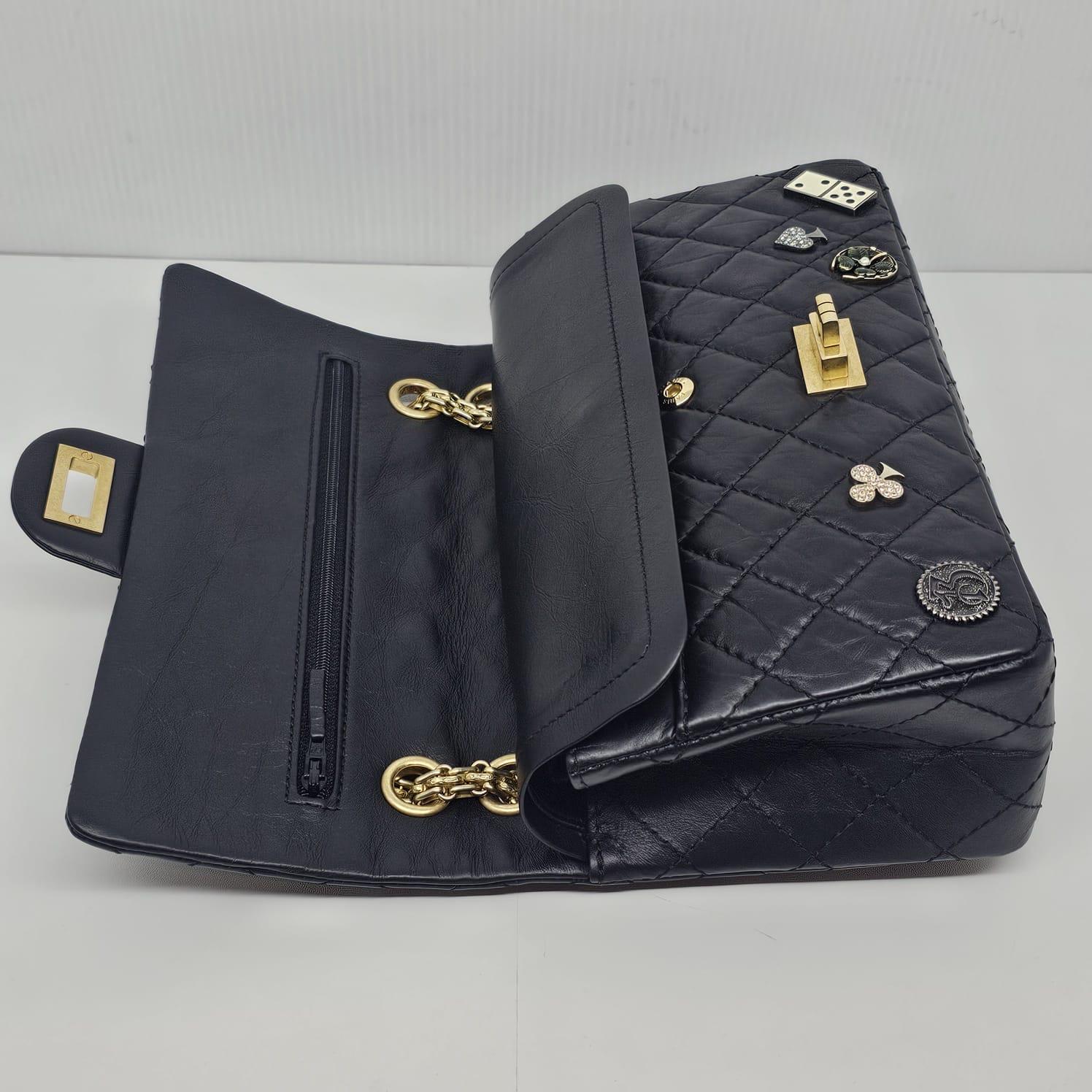 Raro bolso con solapa Chanel Casino Charms Medium Reissue 2.55 en venta 1