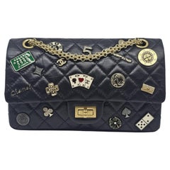 Rara borsa Chanel Casino Charms Medium Reissue 2.55 con patta