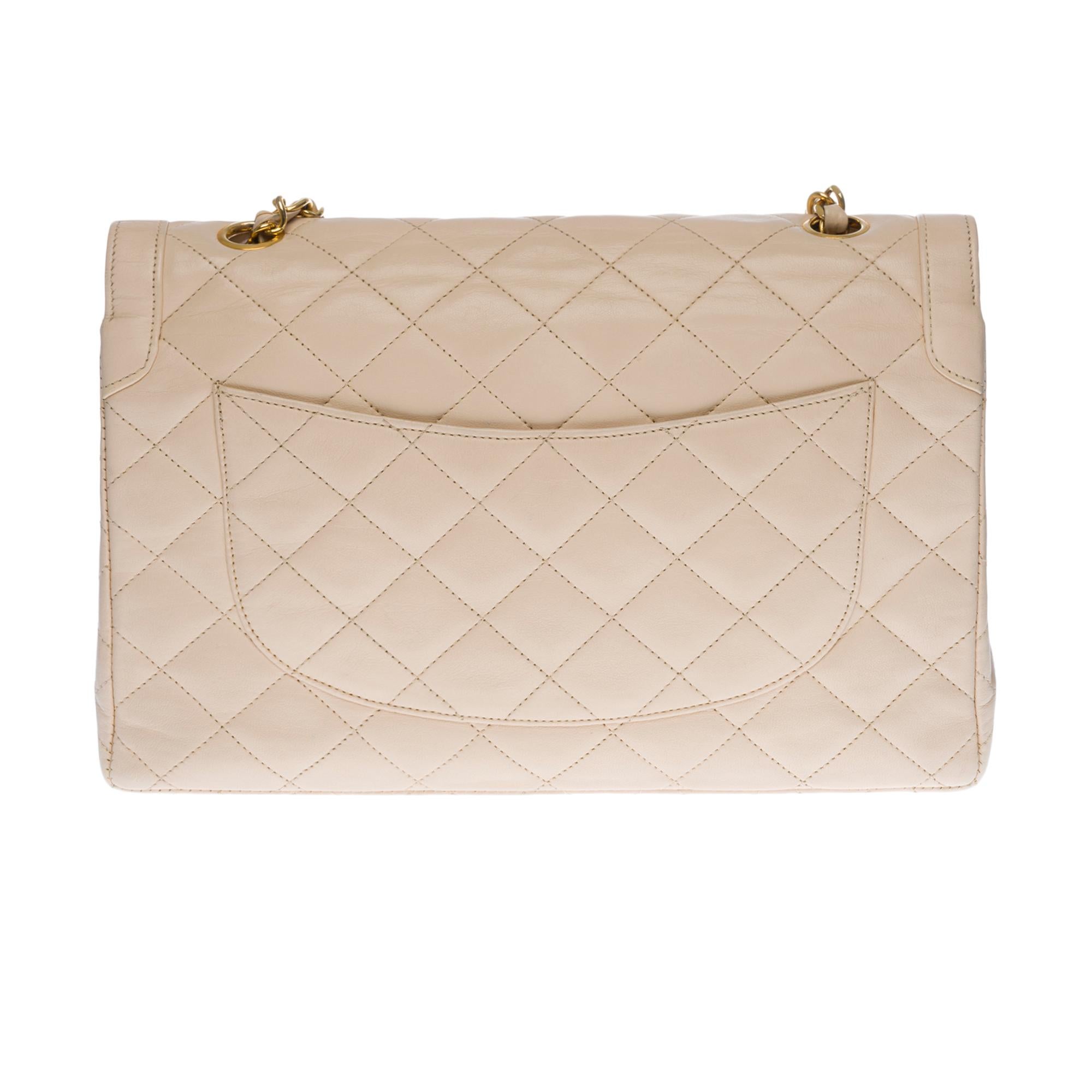 Very chic and Rare Chanel Classique double flap in beige quilted leather shoulder bag, gold metal hardware, a chain handle in gold metal intertwined with beige leather allowing a shoulder or shoulder strap.

Two-tone metal logo closure (gold and