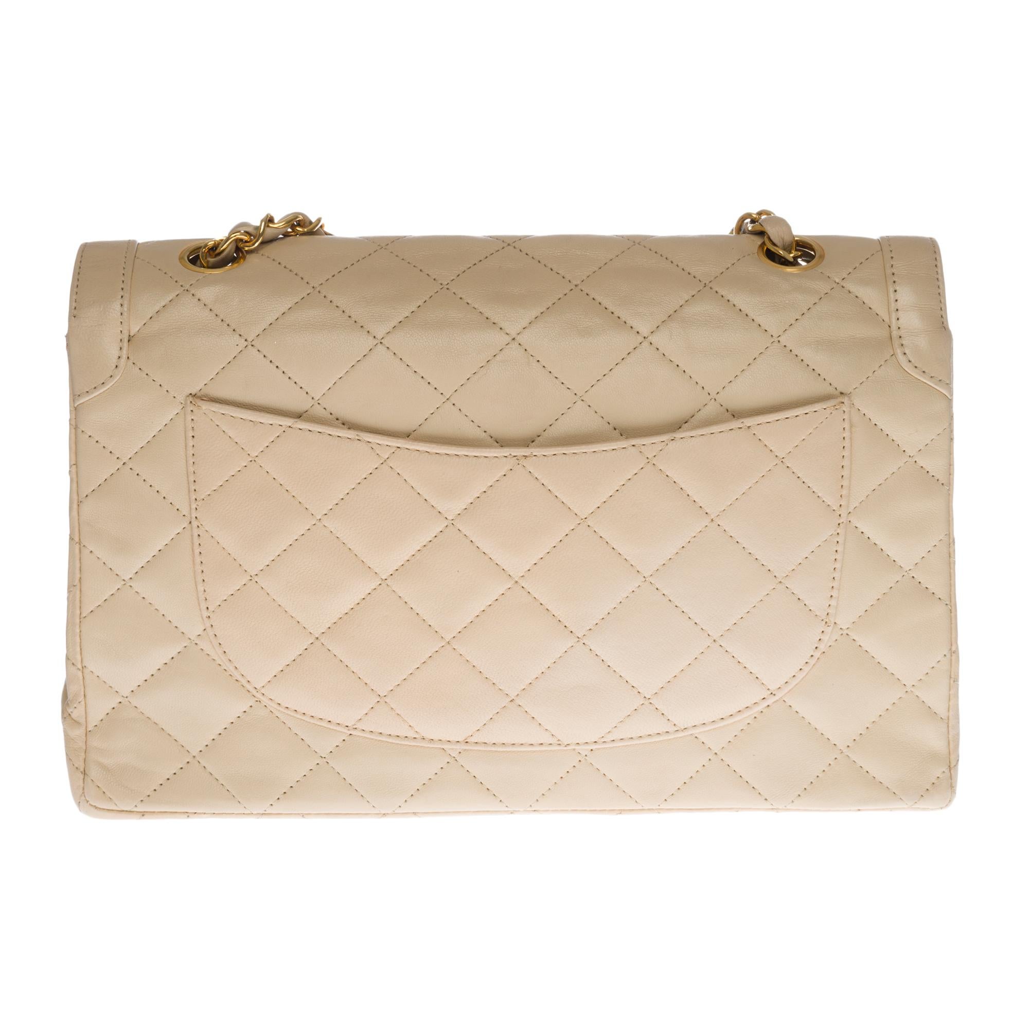 Very chic and Rare Chanel Classique shoulder bag with double flap in beige quilted leather, gold metal hardware, a golden metal chain handle intertwined with beige leather allowing a shoulder or shoulder strap
Two-tone metal logo closure (gold and