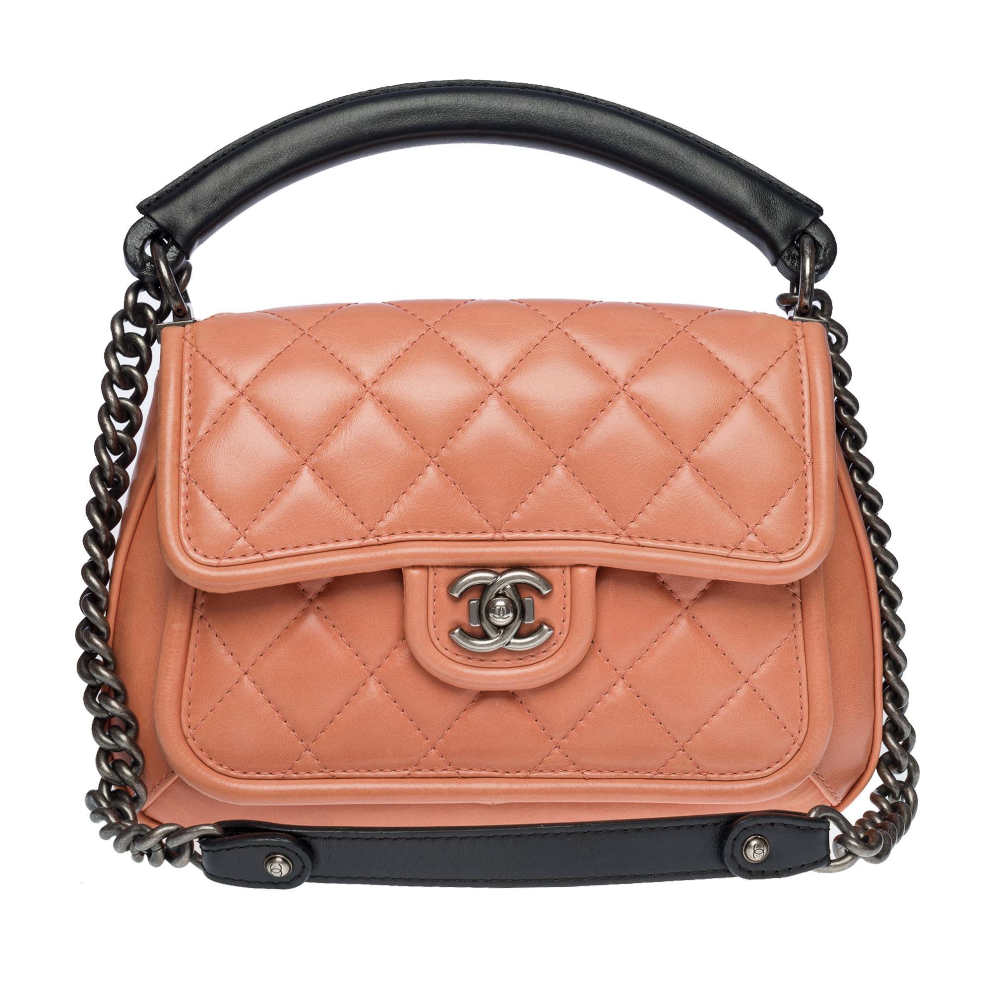 Beautiful Chanel Classic flap bag in pink quilted lambskin, ruthenium metal hardware, a black leather sheathed handle, a ruthenium metal handle allowing a hand and shoulder support

Flap closure, CC clasp in ruthenium metal
Black leather lining, one