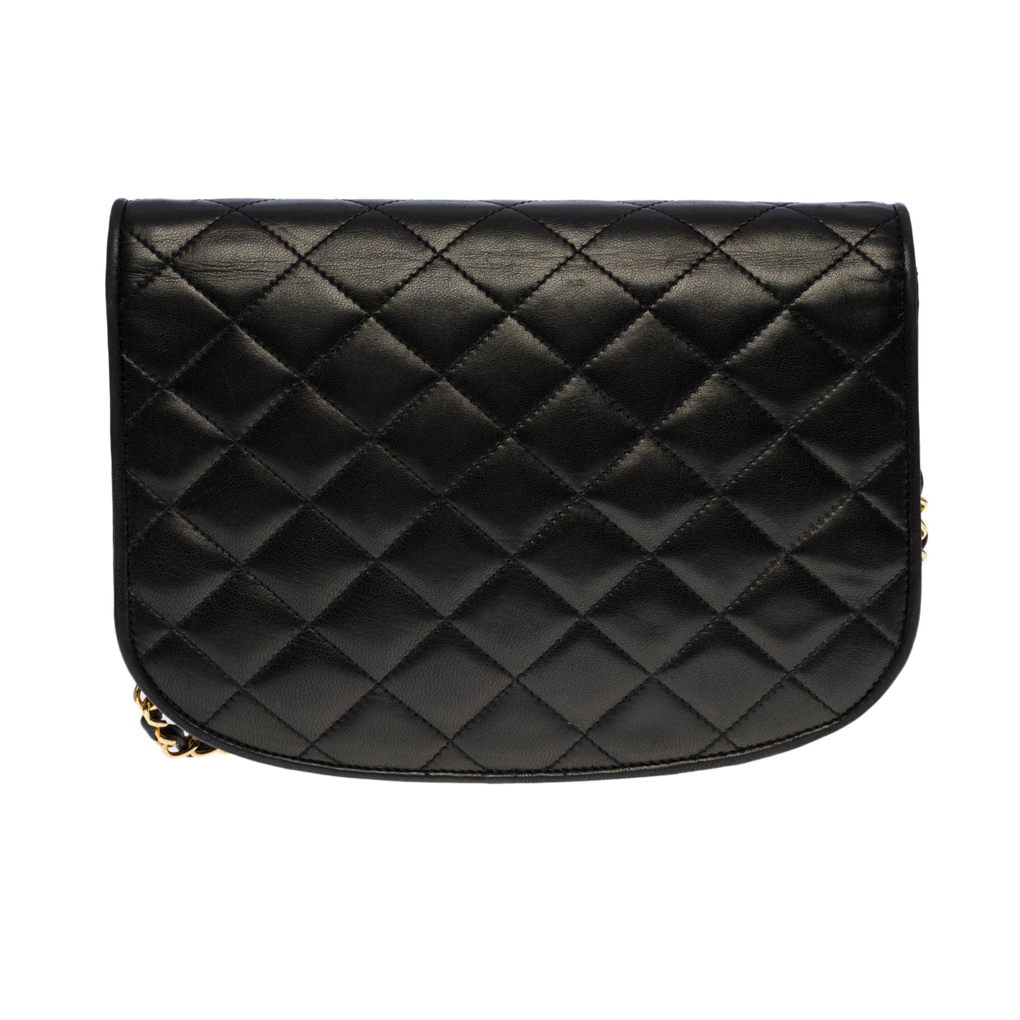 Very chic Chanel Classic flap shoulder bag in black quilted leather, gold-plated metal hardware, a gold-plated metal chain handle interlaced with black leather for a shoulder or shoulder strap
 
Two-tone metal seal (gold and silver CC) on flap