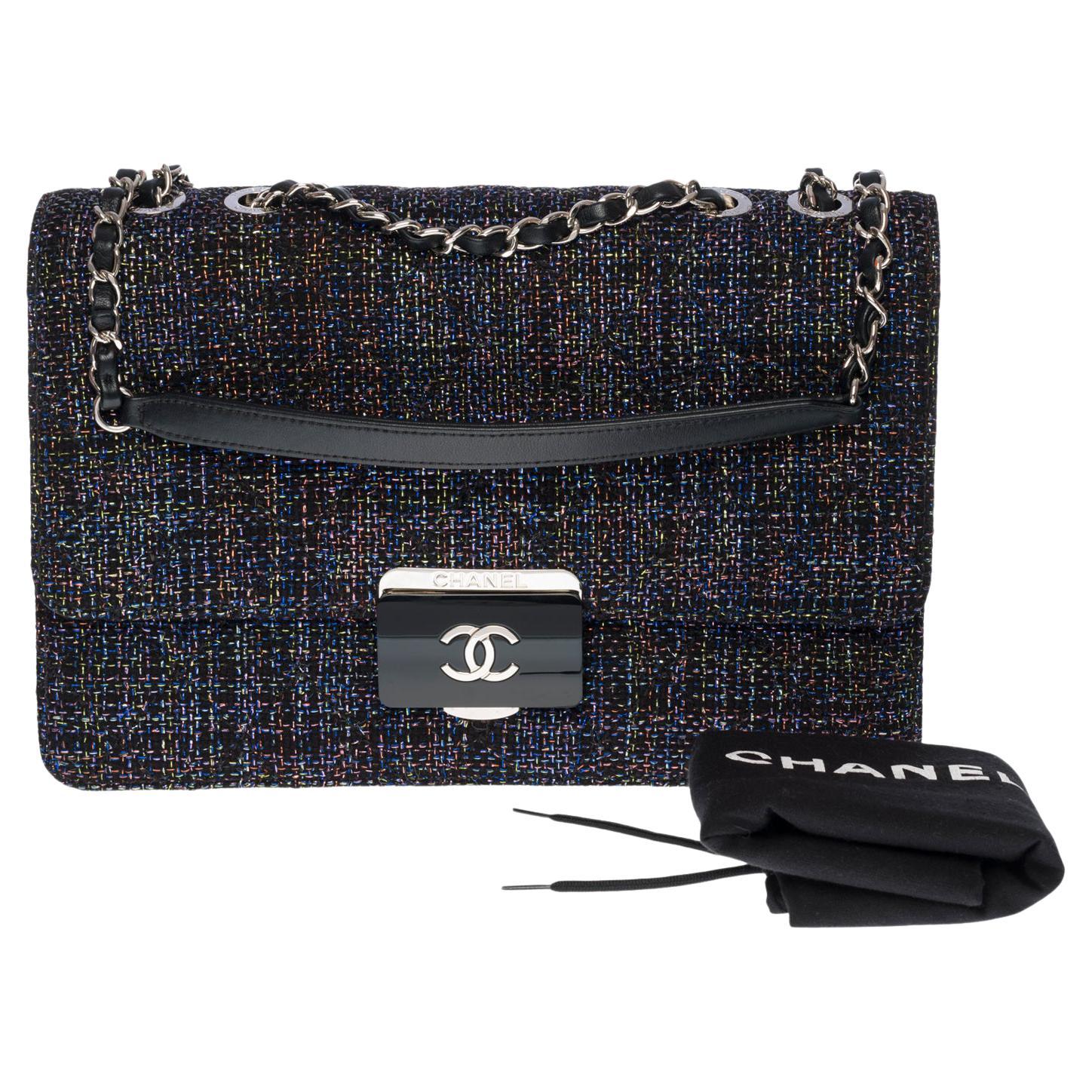 Splendid Very chic and Rare Chanel Classic Flap bag in Tweed embroidered with multicolored glittery threads, silver metal hardware, a silver metal chain handle interlaced with black leather for a shoulder or shoulder strap

CC closure in silver