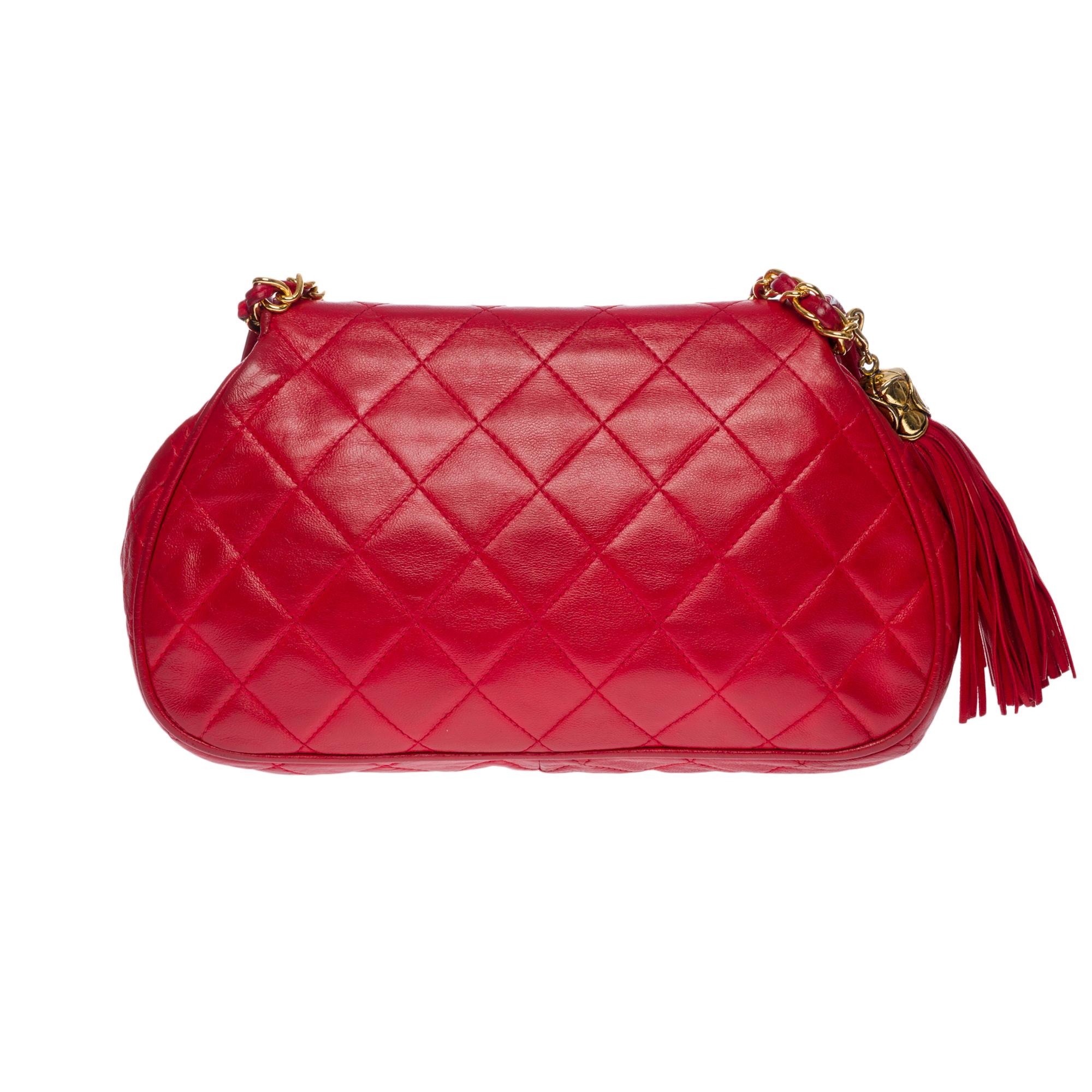 Sublime & Rare bag Chanel Classic Flap bag medium 25 cm in red quilted lambskin, gold metal hardware, gold metal chain interwoven with red leather for a shoulder and shoulder strap 
 
Flap closure, gold-tone CC clasp 
Single Flap 
Red leather
