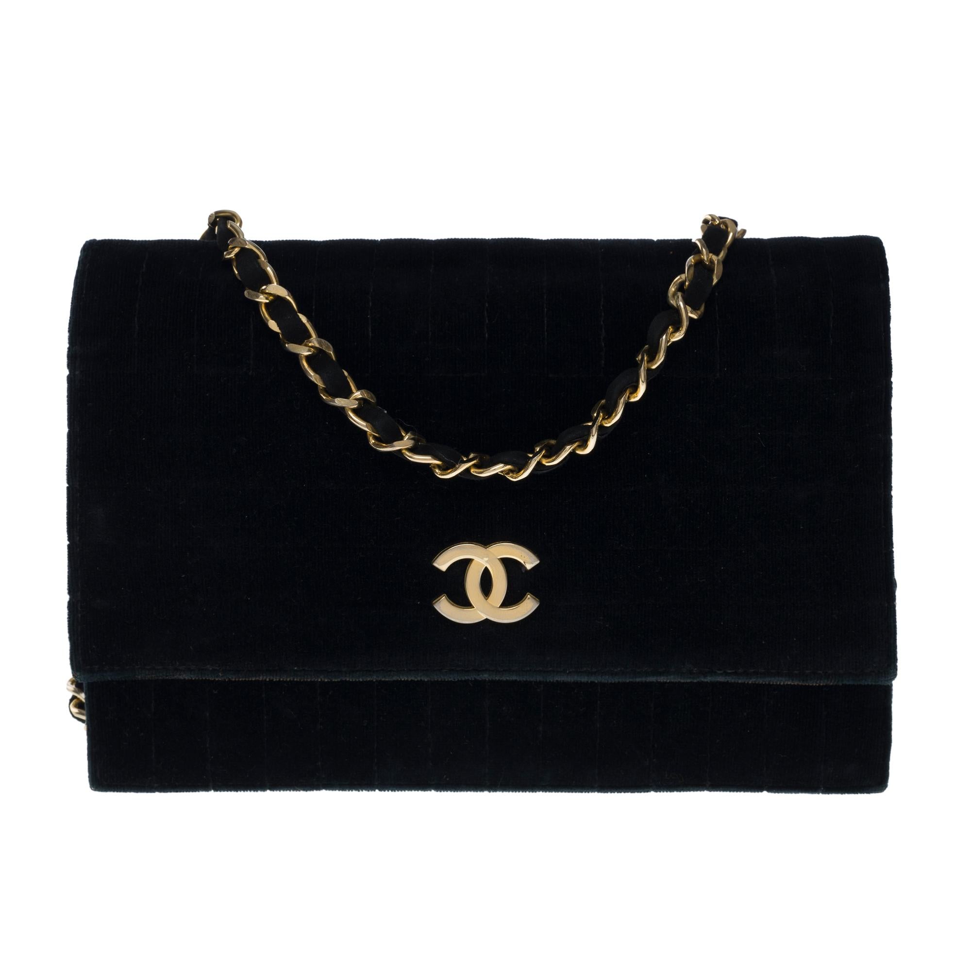 Rare Chanel Classic shoulder flap bag in black velvet, gold-plated metal hardware, a gold-plated metal chain handle interwoven with black velvet for a hand or shoulder support

Gold metal flap closure
Black fabric lining, 1 zippered