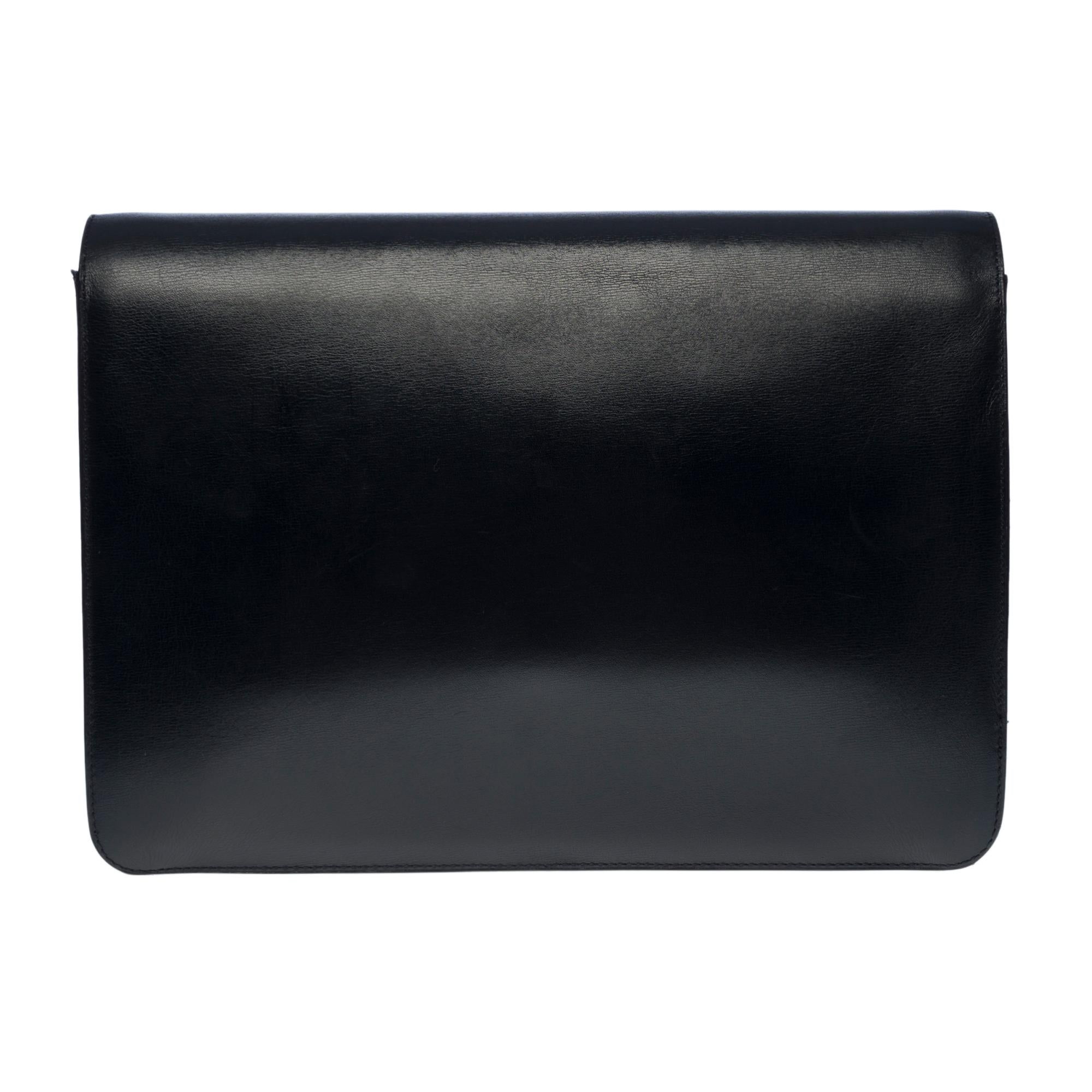 Sehr schicke Chanel Classic Überschlagtasche aus navyfarbenem Glattleder, goldfarbene Beschläge, ein goldfarbener Metallkettengriff, der mit navyfarbenem Leder für Schulter oder Schulterriemen verflochten ist
Klappverschluss, vergoldete
