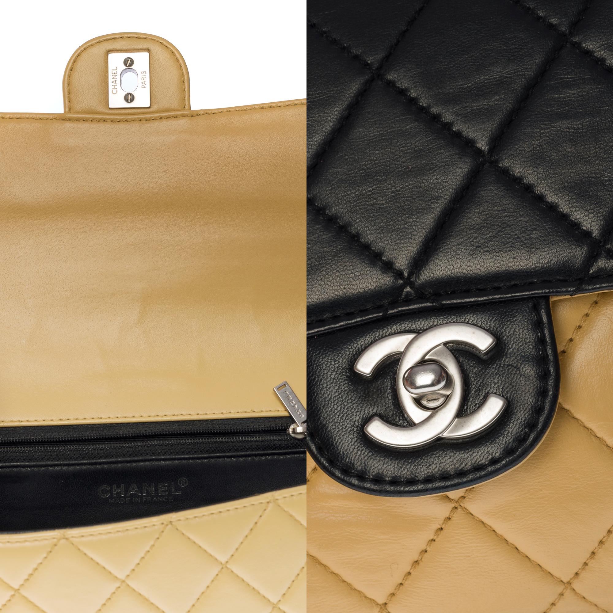 Rare Chanel Classic single flap shoulder bag in black/beige quilted lambskin, SHW In Good Condition For Sale In Paris, IDF