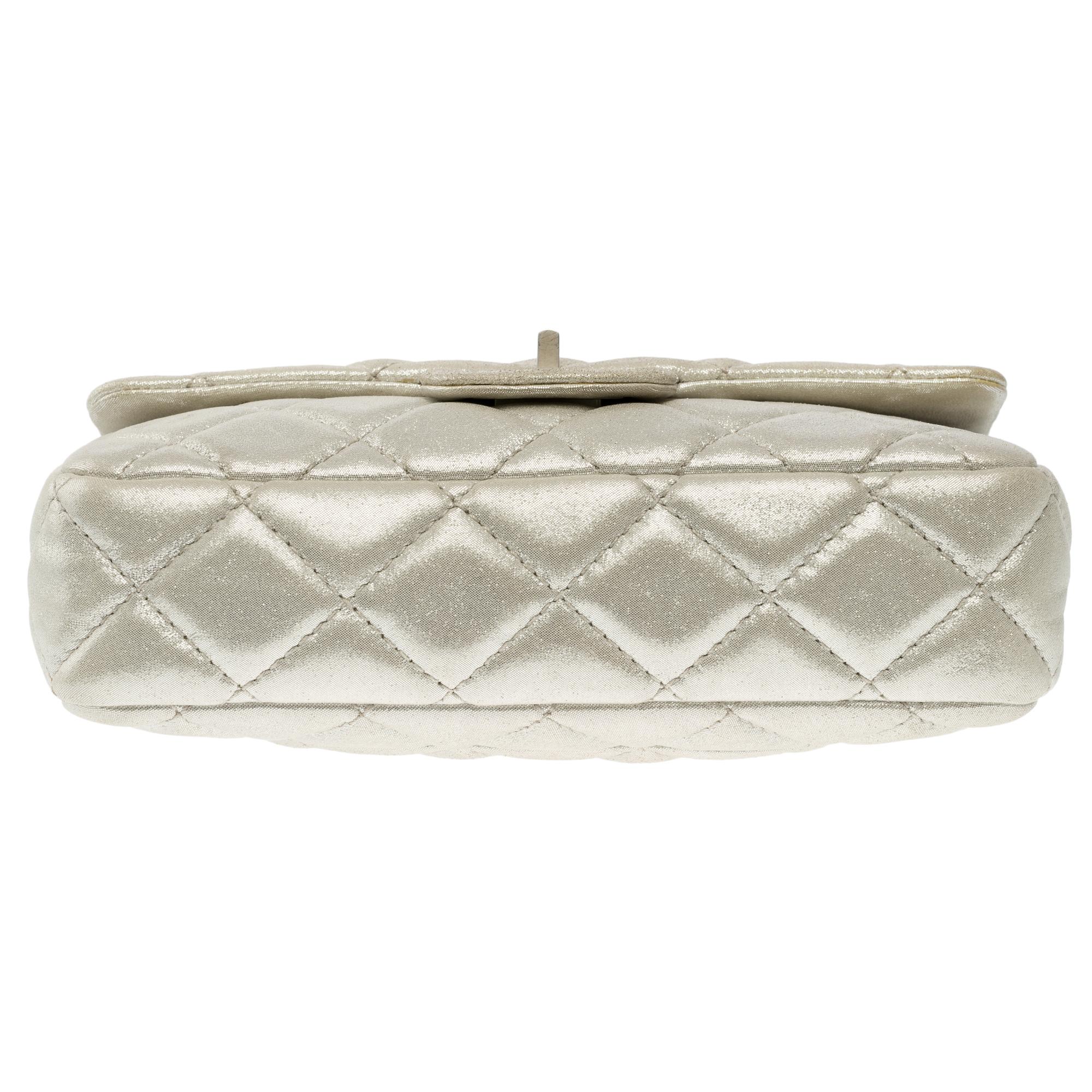 Rolle Clutch Chanel 2.55 in pelle trapuntata argento perlato, MPHW in vendita 5