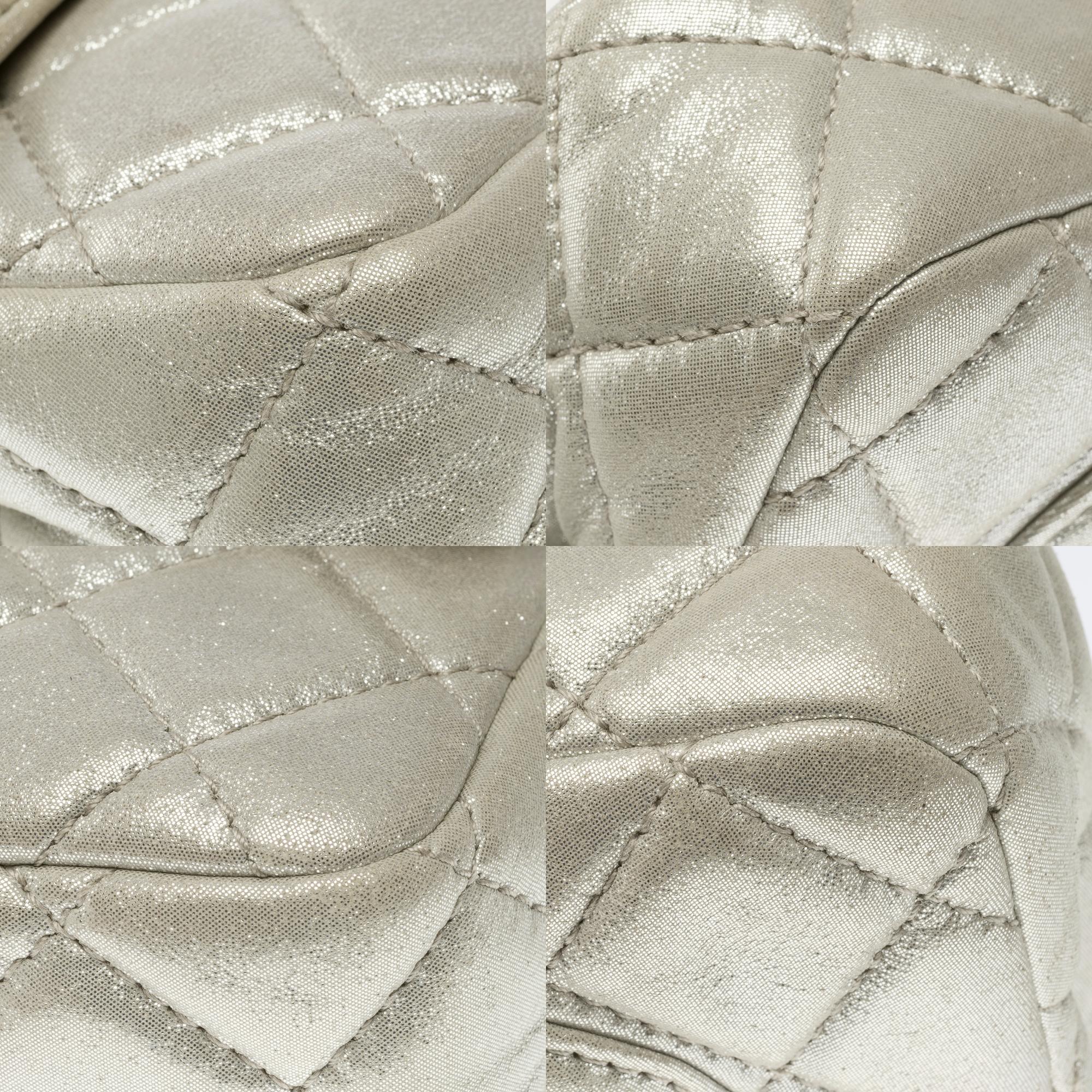 Rolle Clutch Chanel 2.55 in pelle trapuntata argento perlato, MPHW in vendita 6