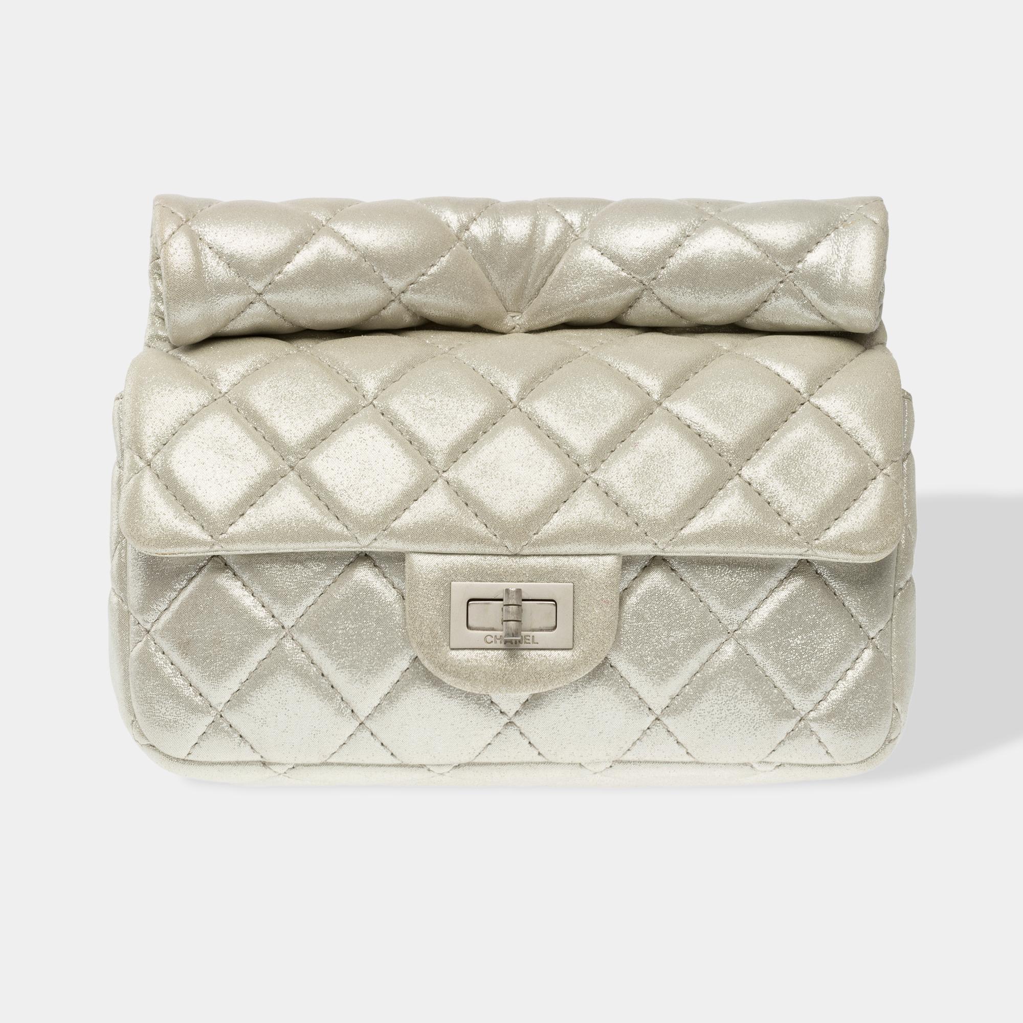 Eccezionale edizione ultra-limitata della Rolle Chanel 2.55 in pelle trapuntata color champagne con rivestimento perlato color argento di Karl Lagerfeld 2012, finiture in metallo color argento opaco e manico arrotolato in pelle color argento per un