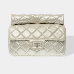 Rare Chanel Clutch-Roll 2.55 in silver pearlescent quilted leather, MPHW