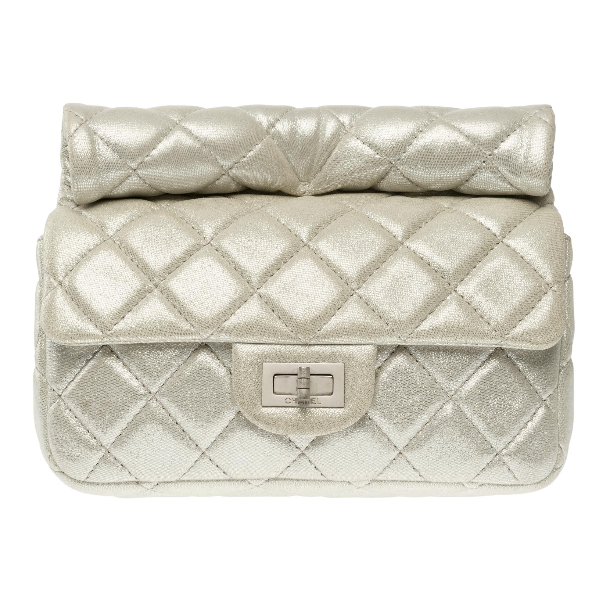 Beige Rolle Clutch Chanel 2.55 in pelle trapuntata argento perlato, MPHW in vendita