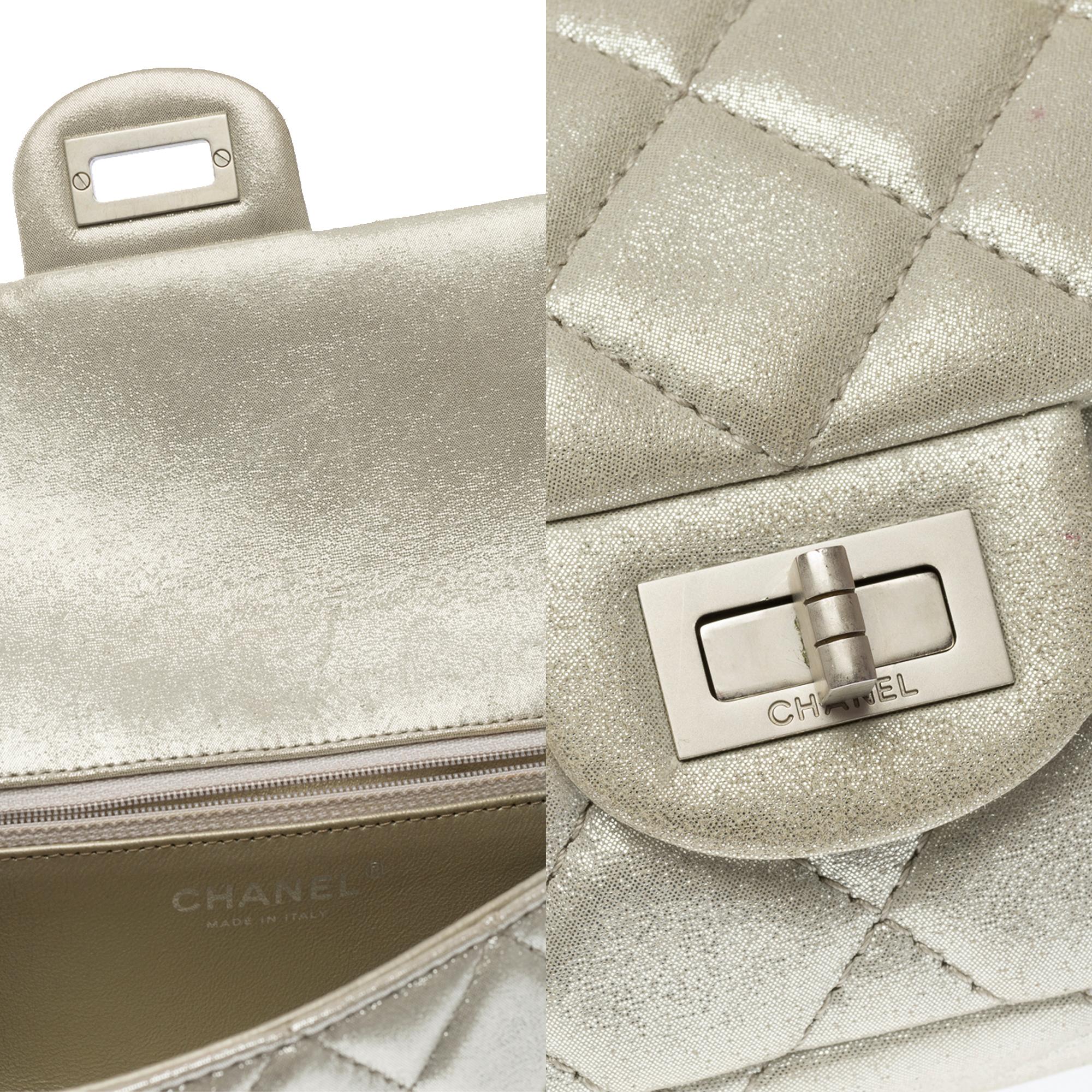 Rolle Clutch Chanel 2.55 in pelle trapuntata argento perlato, MPHW in vendita 2