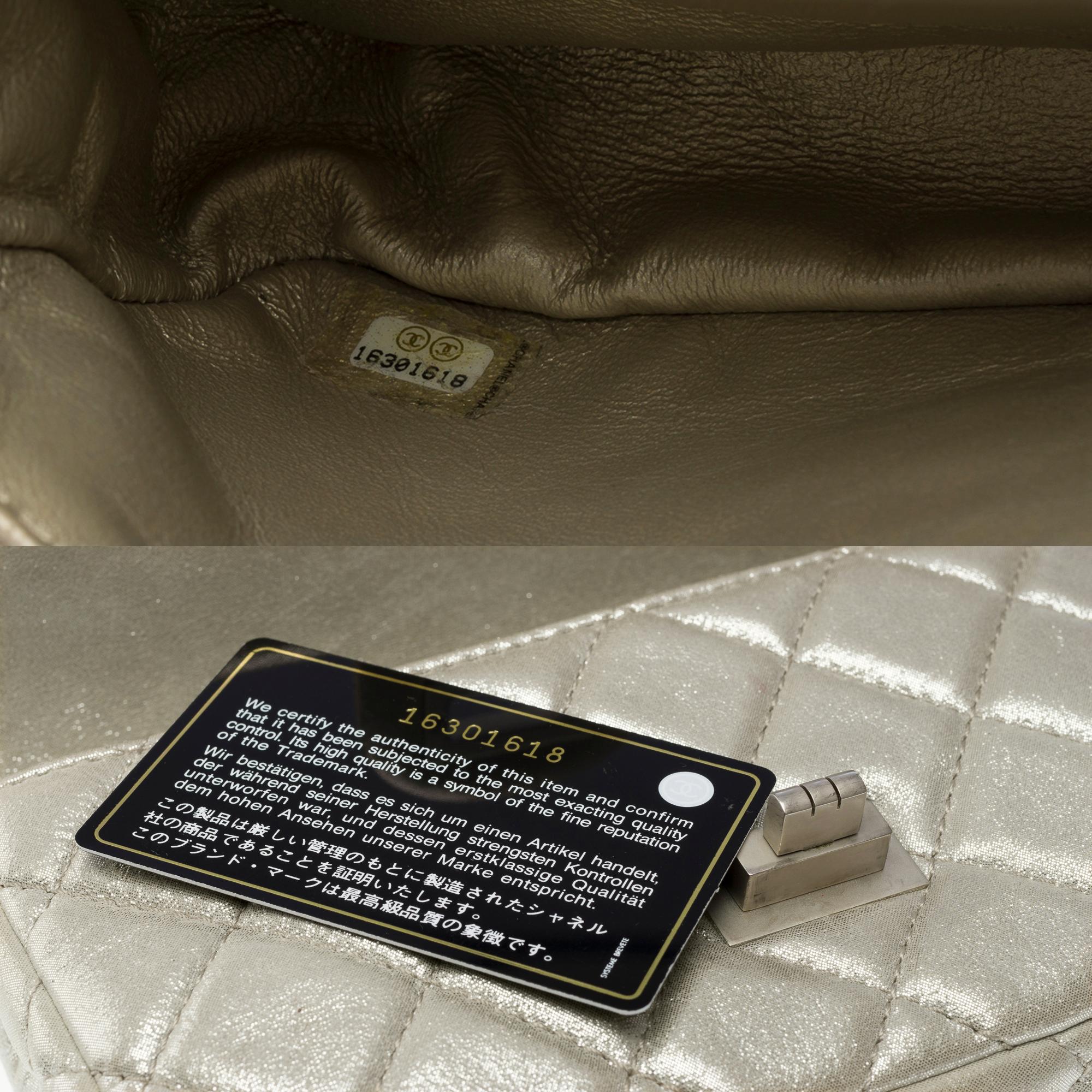 Rolle Clutch Chanel 2.55 in pelle trapuntata argento perlato, MPHW in vendita 3