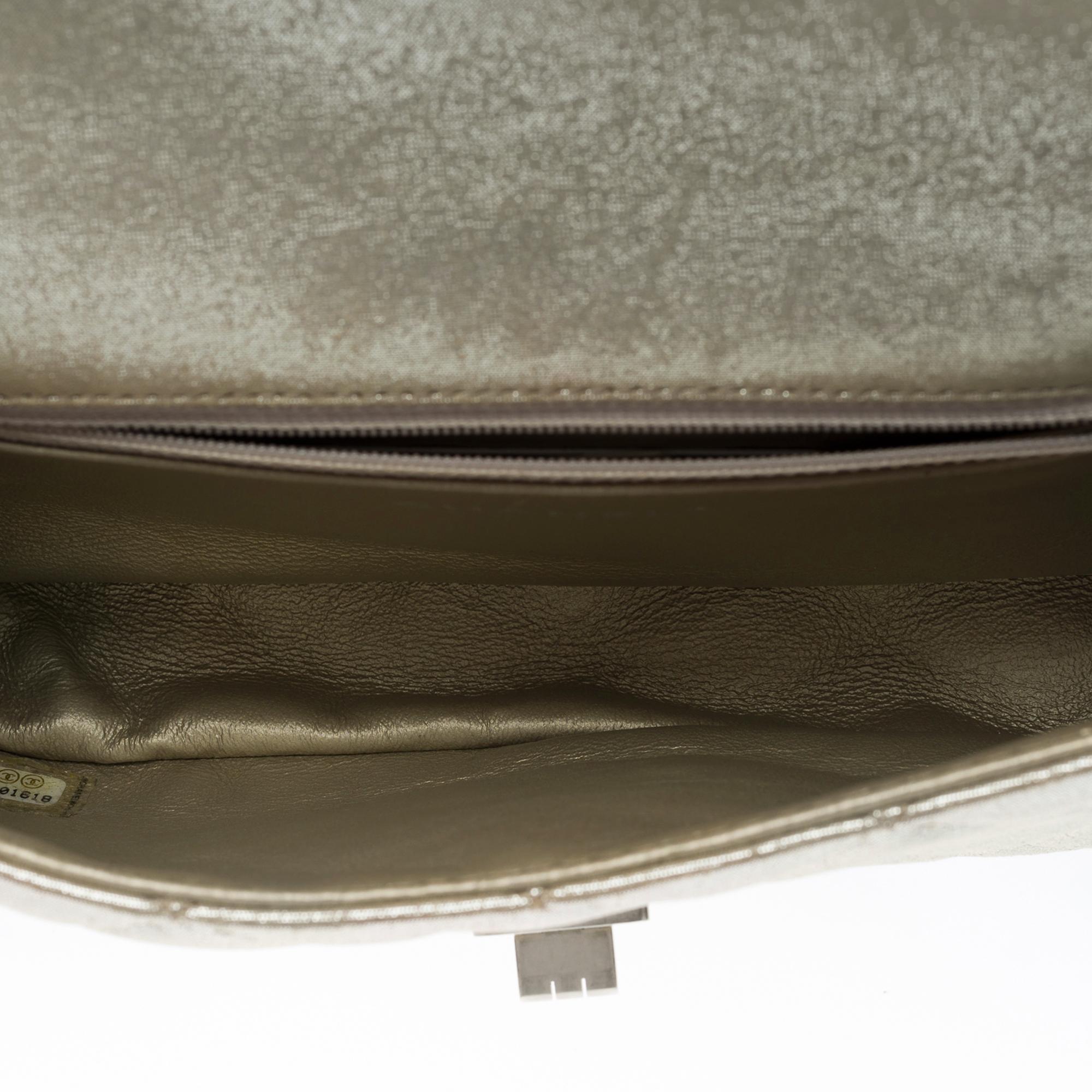 Rolle Clutch Chanel 2.55 in pelle trapuntata argento perlato, MPHW in vendita 4