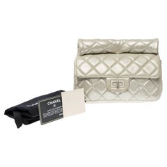 Rare Chanel Clutch-Roll 2.55 in silver pearlescent quilted leather, MPHW