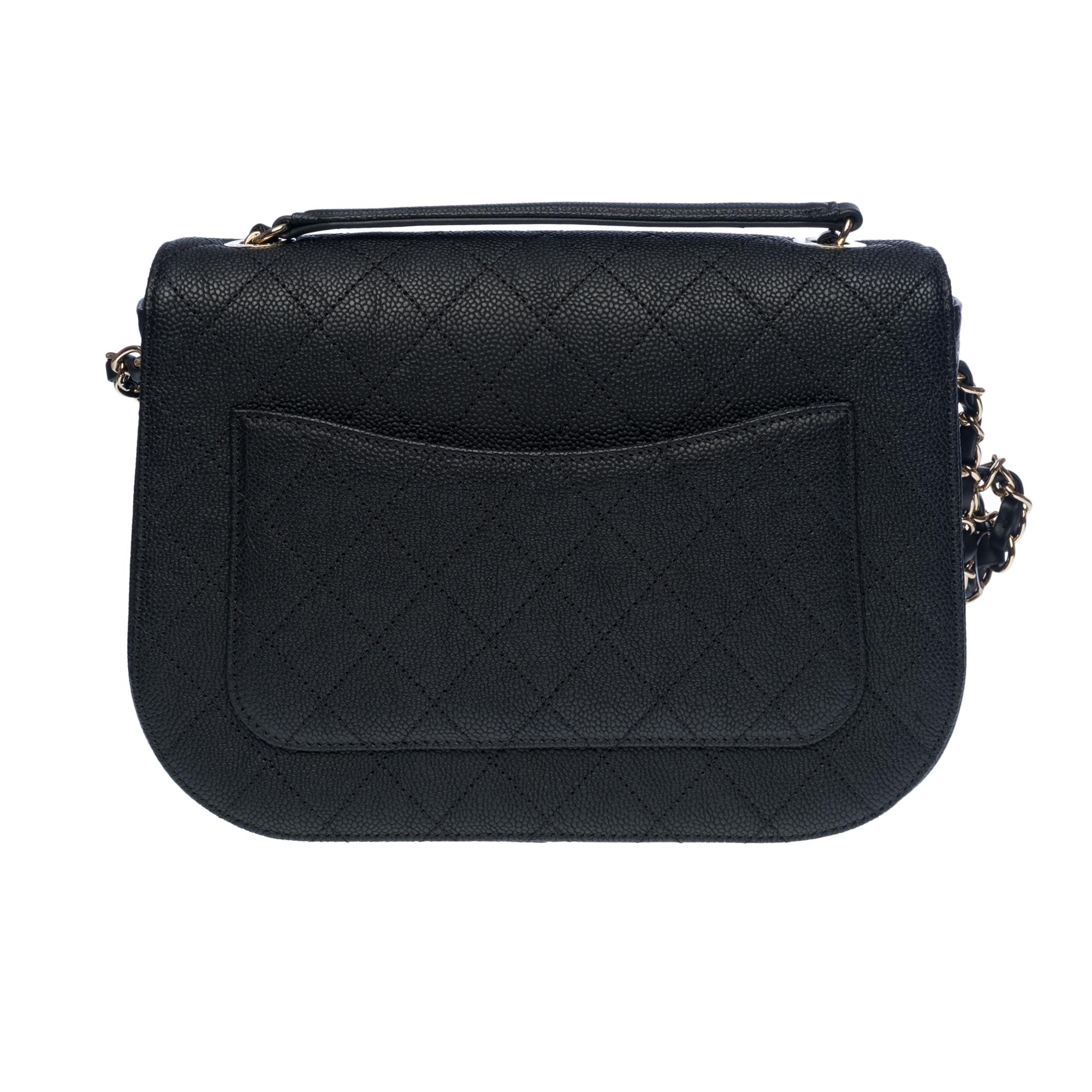 Splendide et rare sac Chanel Coco Cuba Top Handle Medium Flap en cuir caviar noir, quincaillerie en métal champagne, une anse en chaîne en métal champagne et cuir caviar pour l'épaule et une bandoulière. 


Poche de sac à dos 
Fermeture à rabat,