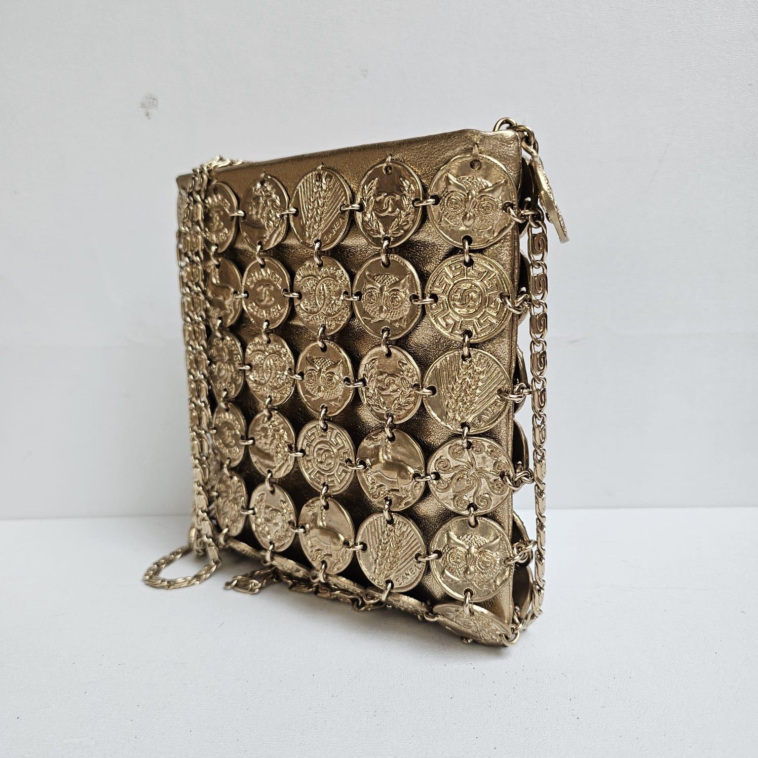 Rare Chanel Cruise 2018 Metier D’Art Gold Medallion Chain Bag For Sale 5