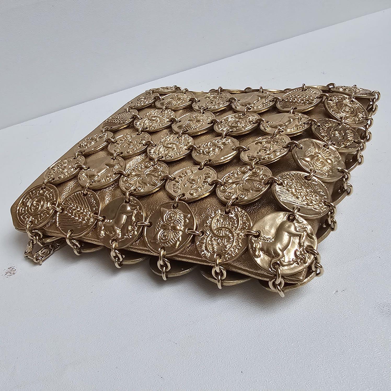 Rare Chanel Cruise 2018 Metier D’Art Gold Medallion Chain Bag For Sale 7