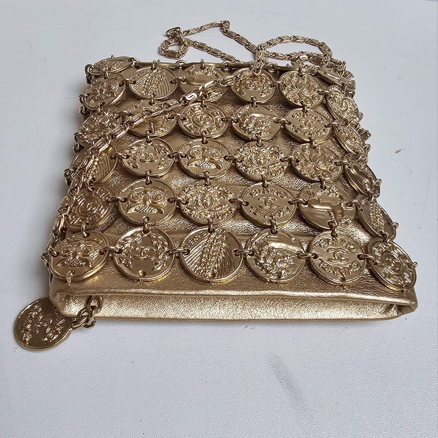 Rare Chanel Cruise 2018 Metier D’Art Gold Medallion Chain Bag For Sale 9
