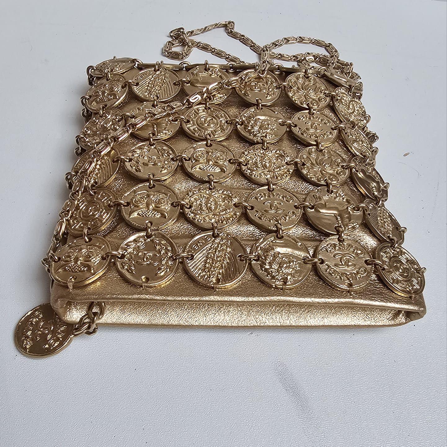 Rare Chanel Cruise 2018 Metier D'Art Gold Medallion Chain Bag en vente 10