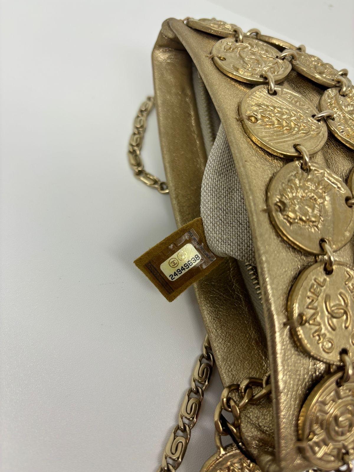 Rare Chanel Cruise 2018 Metier D’Art Gold Medallion Chain Bag For Sale 10