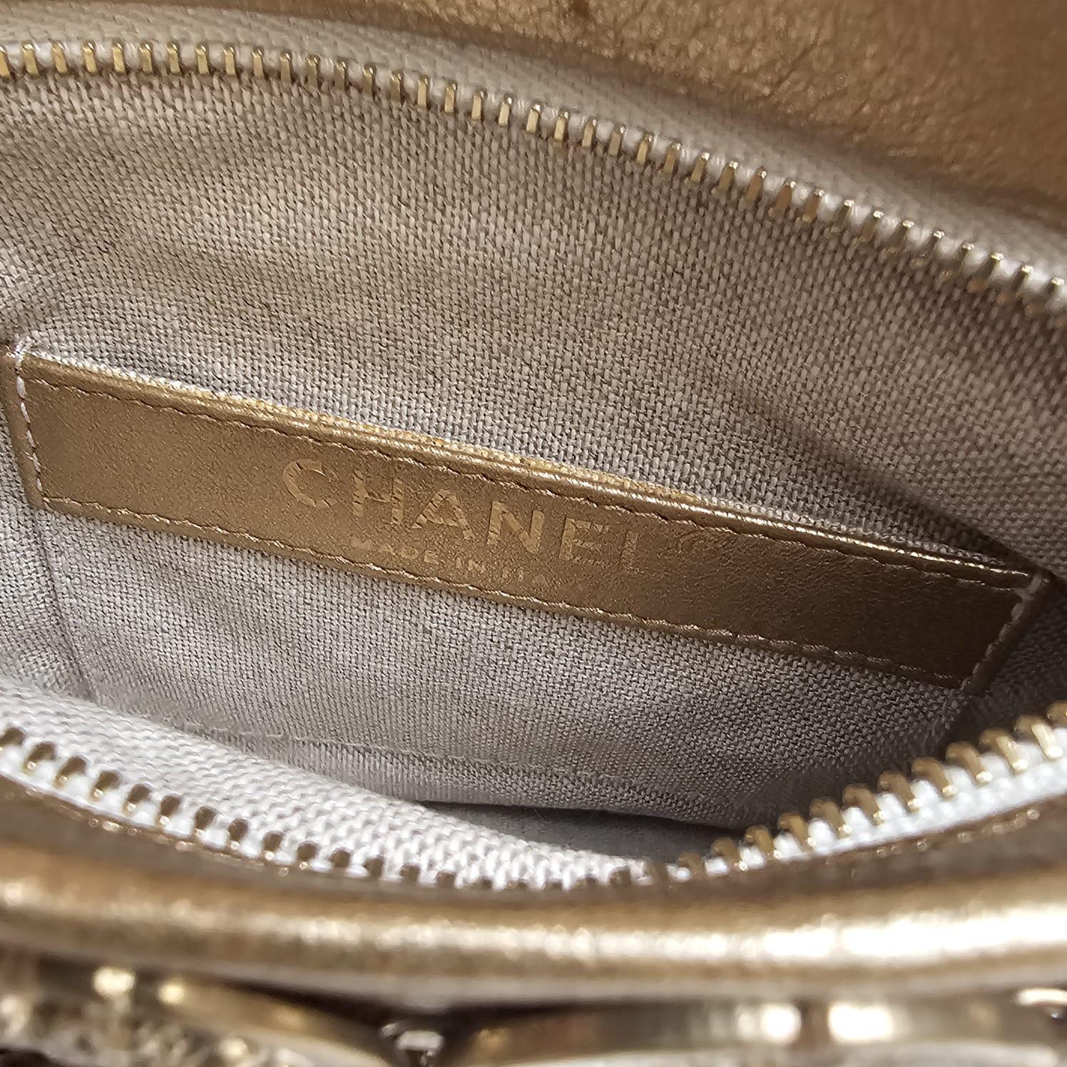 Women's or Men's Rare Chanel Cruise 2018 Metier D’Art Gold Medallion Chain Bag For Sale