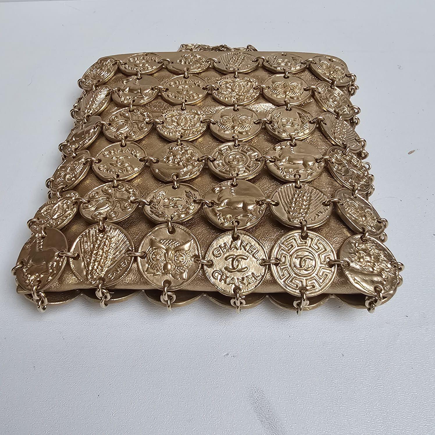 Rare Chanel Cruise 2018 Metier D’Art Gold Medallion Chain Bag For Sale 2