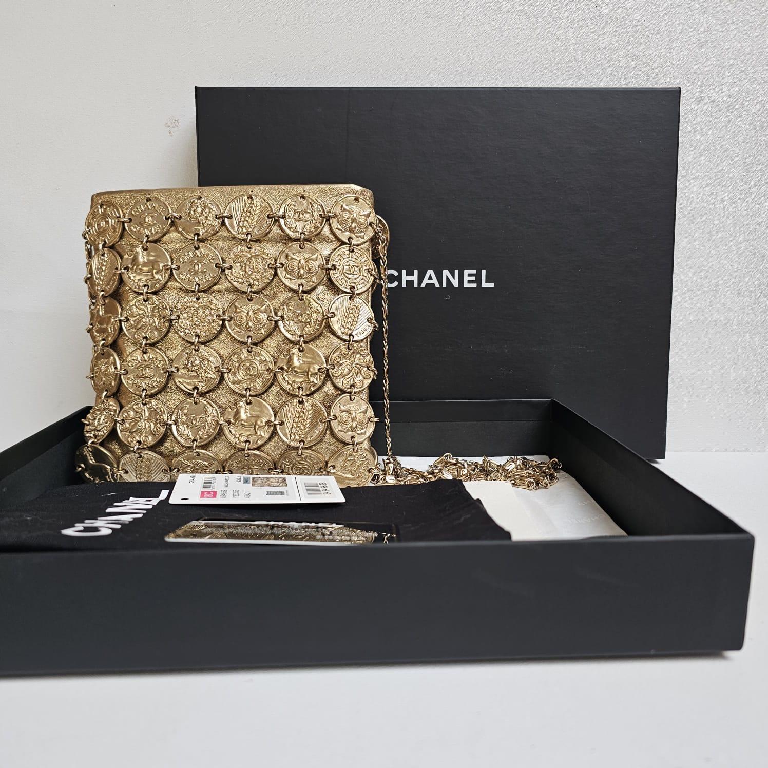 Rare Chanel Cruise 2018 Metier D’Art Gold Medallion Chain Bag For Sale 4