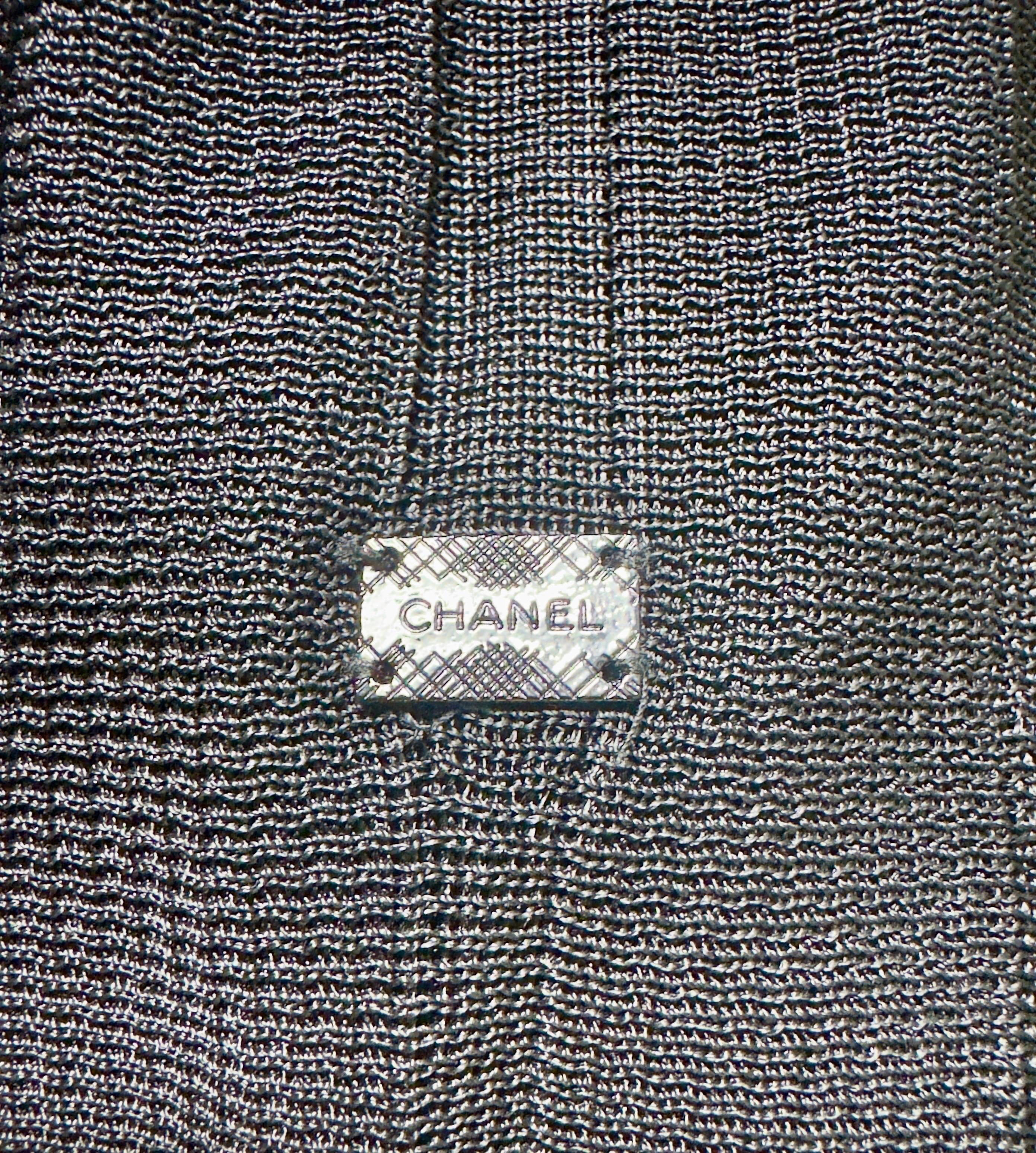 Rare CHANEL Deep Cleavage Black Crochet Knit Midi Cocktail Dress LBD 38 Pour femmes en vente